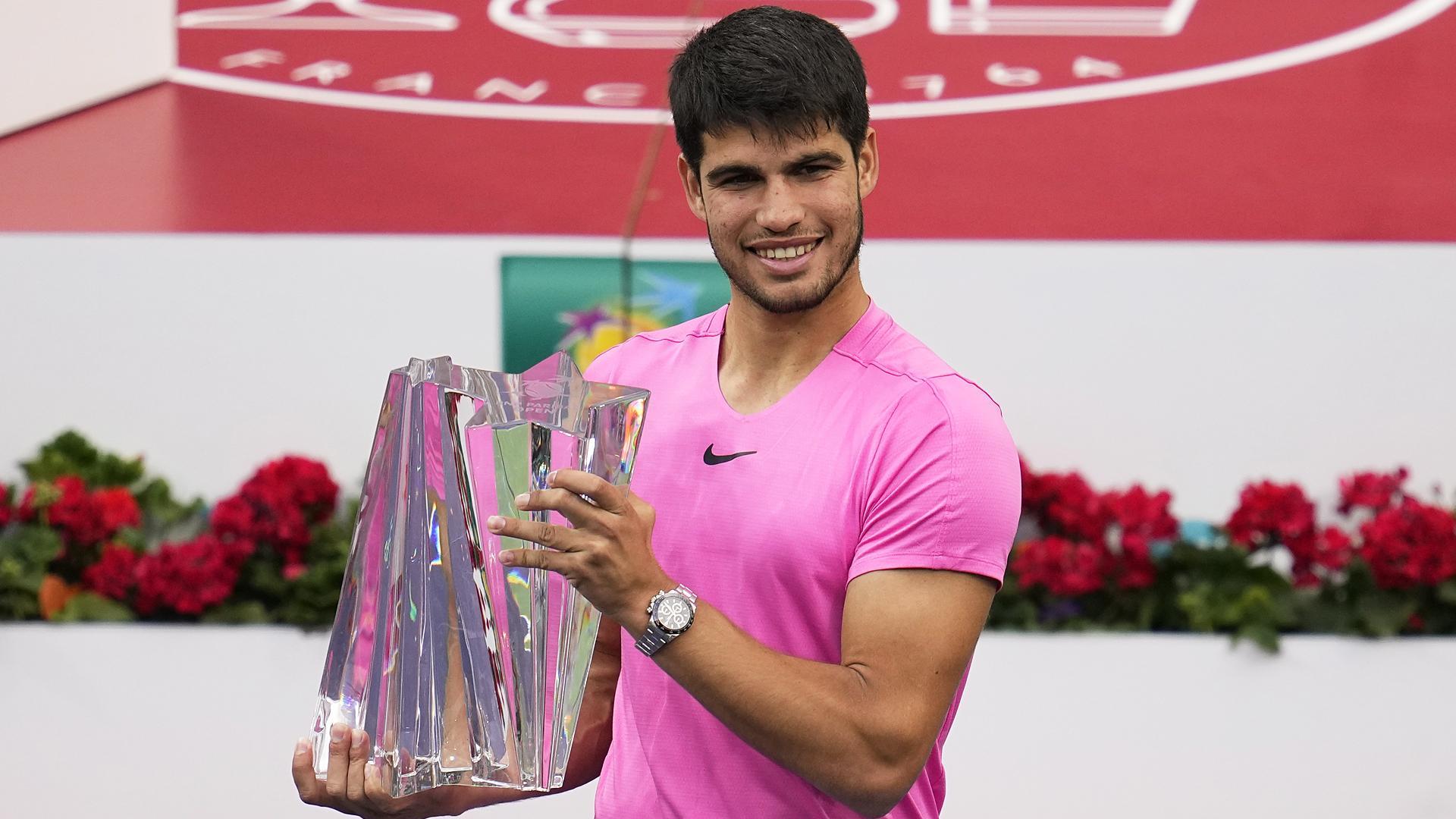 El español Carlos Alcaraz sujeta el trofeo tras vencer en la final de Indian Wells a Medvedev.