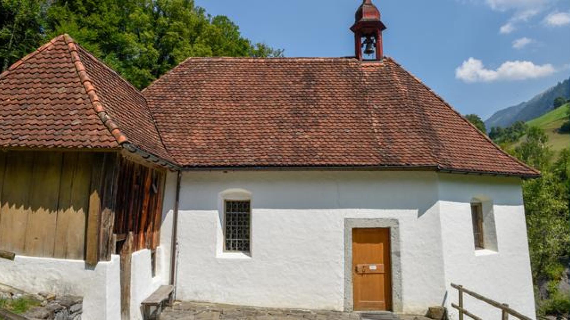 El santoral del 21 de marzo recuerda a San Nicolás de Flüe, patrón de Suiza. En la imagen, la capilla que recibe su nombre en Flüeli-Ranft, en los Alpes suizos