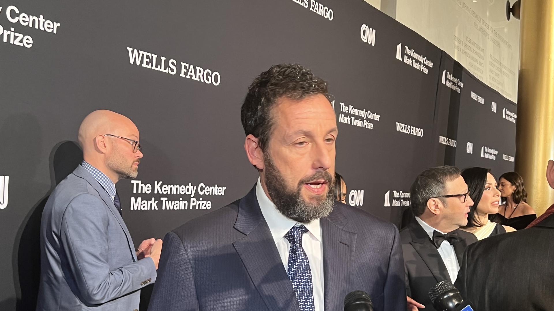 Adam Sandler atiende a los medios antes del acto de entrega del Premio Mark Twain