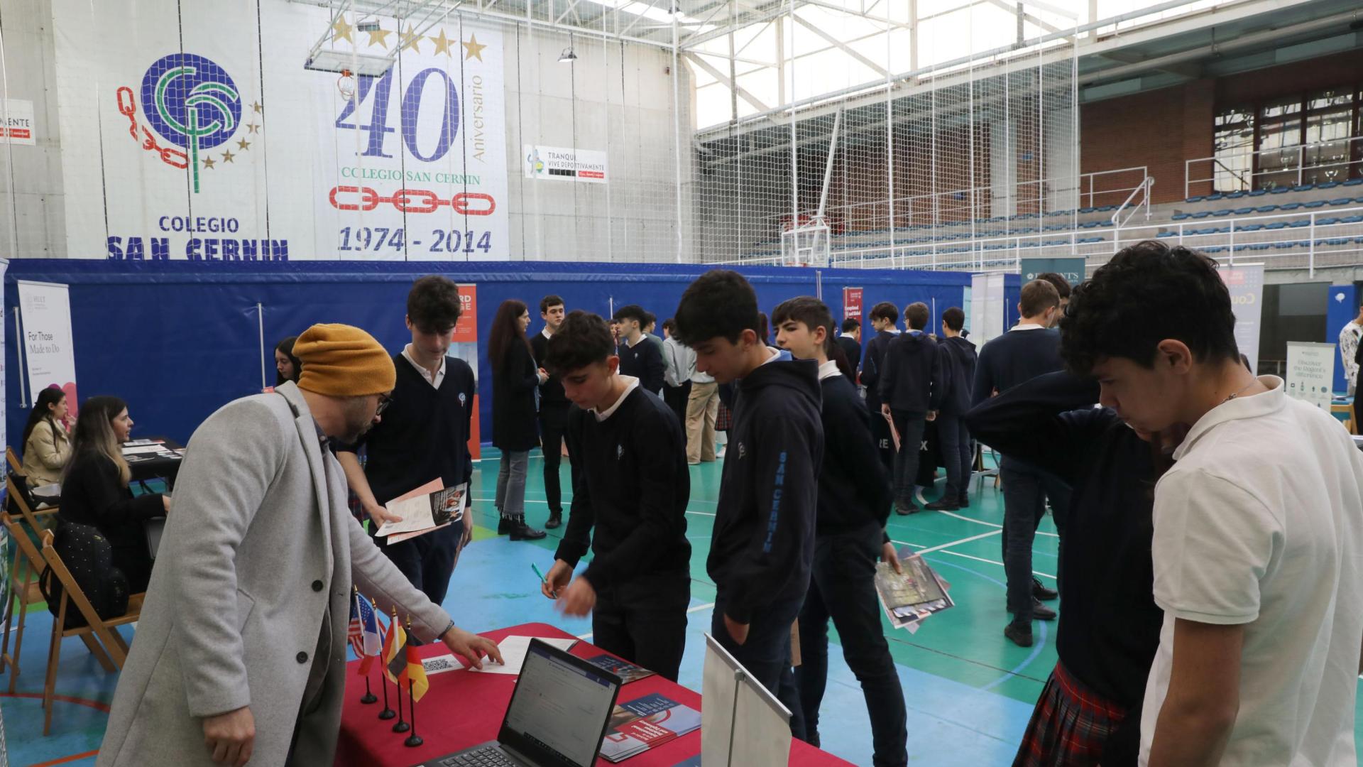 Alumnos de Bachillerato se interesan por el stand de una de las universidades internacionales presentes en la feria