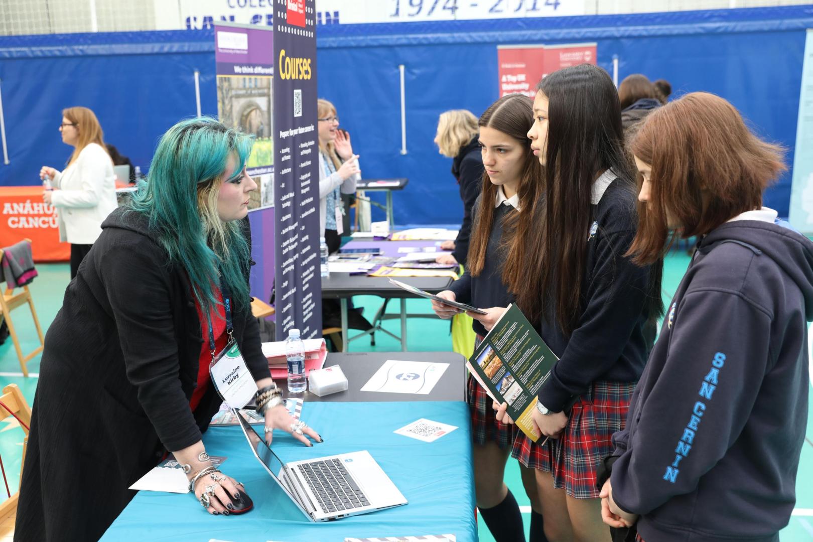 Unas estudiantes navarras, con una de las universidades presentes en la feria