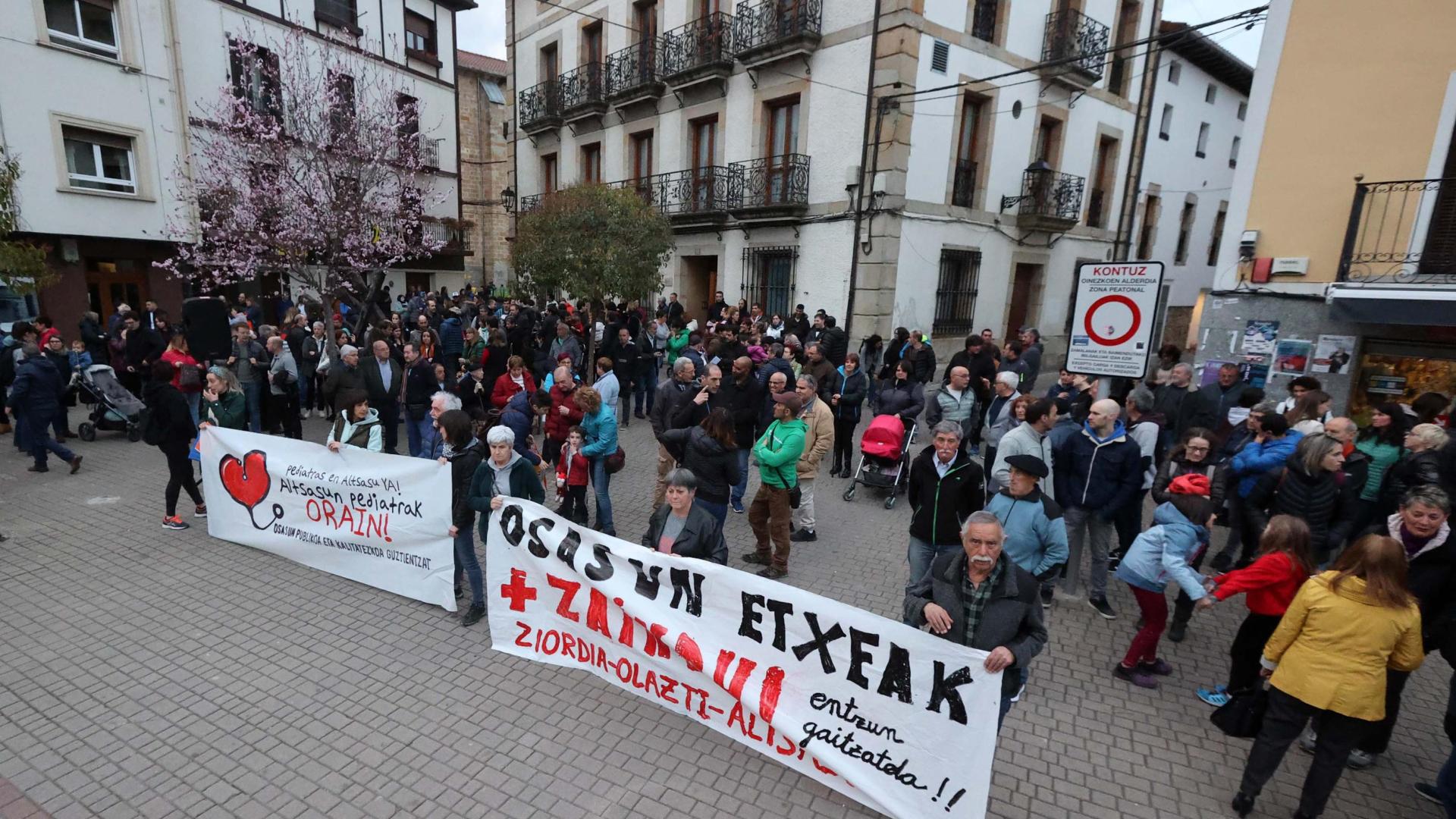 Imagen de la concentración llevada a cabo el viernes frente al Ayuntamiento de Alsasua.