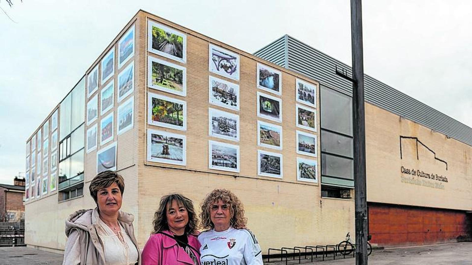 Tres fotógrafas miembros de Desenfoque, ante la exposición en la casa de cultura. Desde la izda., Nieves López, Ana Mejías y Espe Yoldi