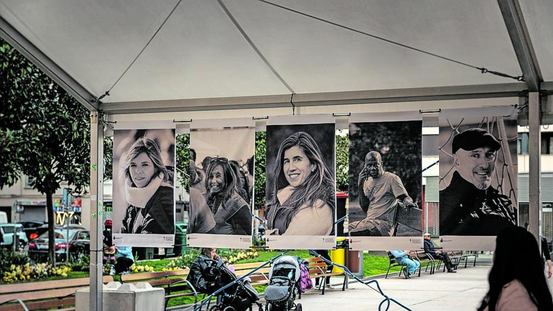 Retratos de la exposición 'Vecinos' en la plaza del Ayuntamiento