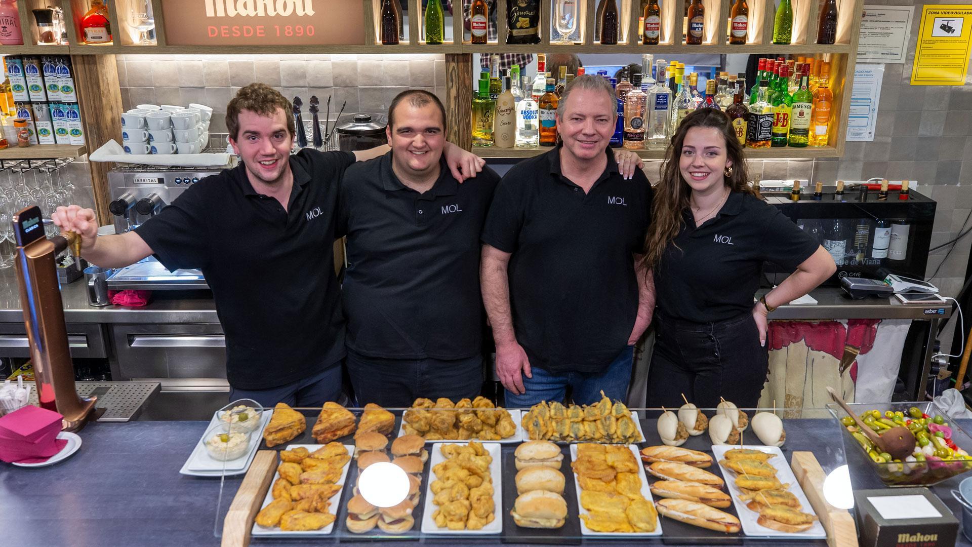 Parte del equipo de cocina y barra del bar Mol, en la plaza Consistorial número 2