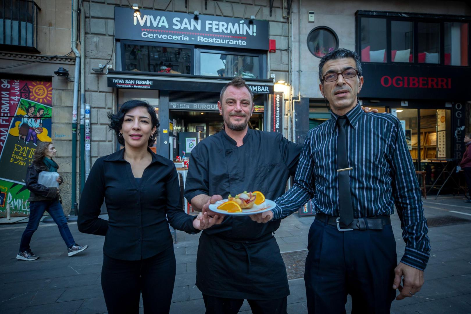 Hasnaa, Javier y Julio César, del ¡Viva San Fermín!, muestran su pincho