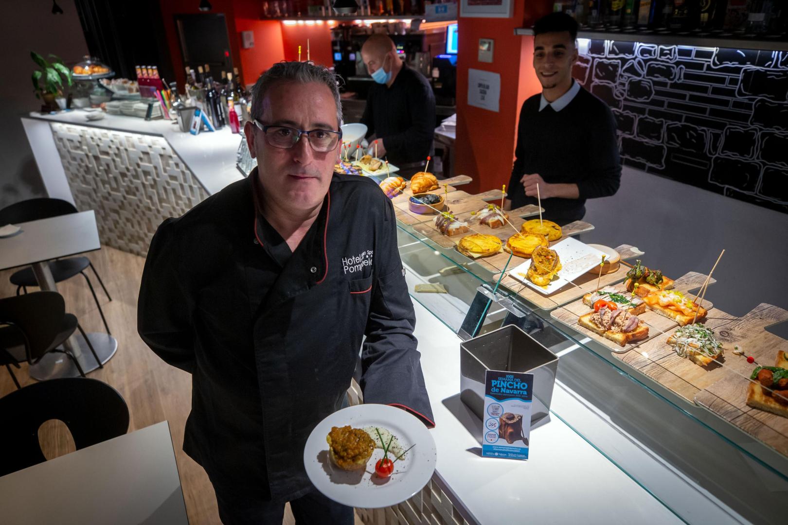 Juanma Martín, chef de La Galea, muestra el pincho Tarjeta de embarque
