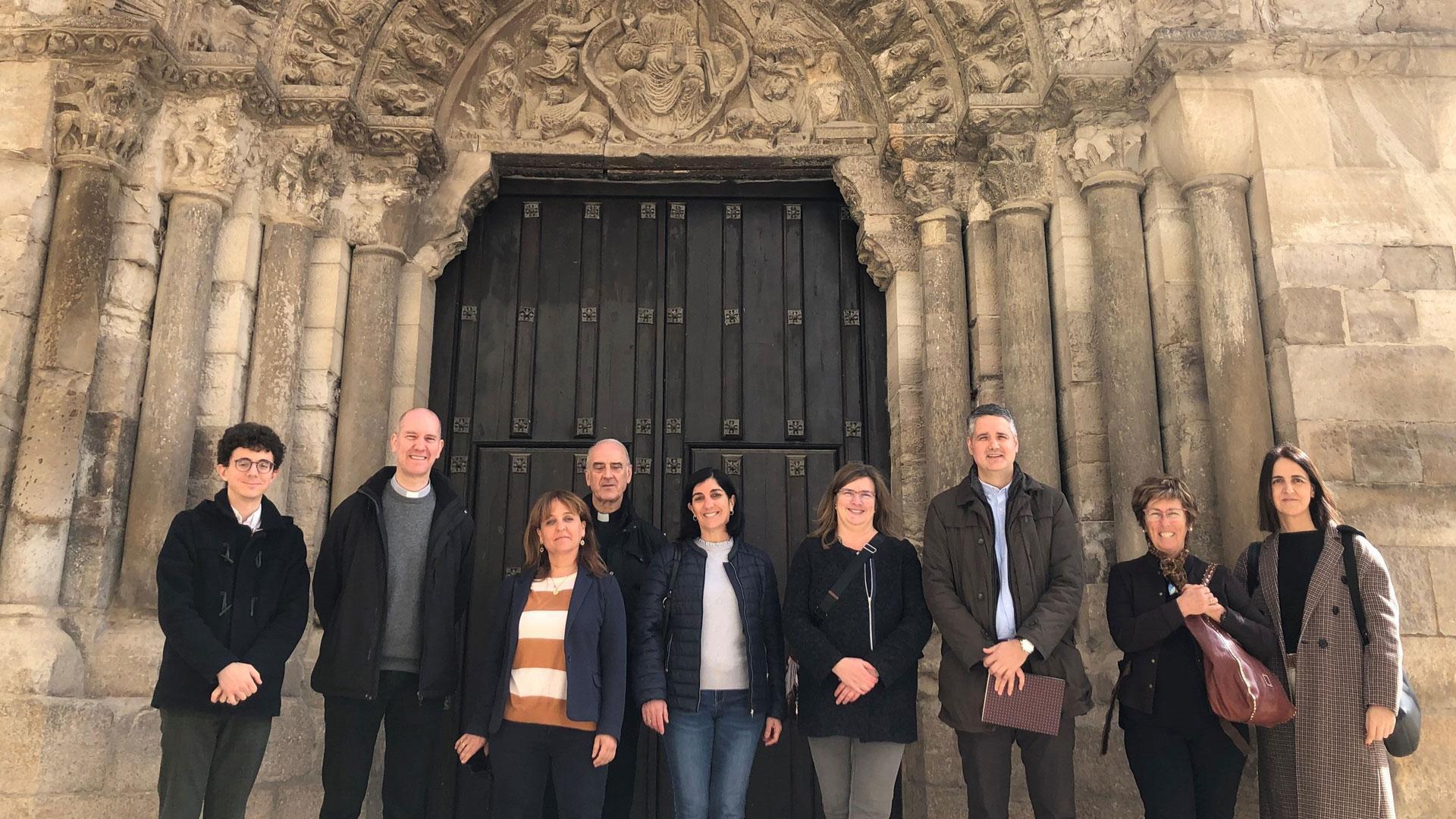 Los asistentes a la reunión de la mesa de trabajo ante el pórtico del templo románico tudelano