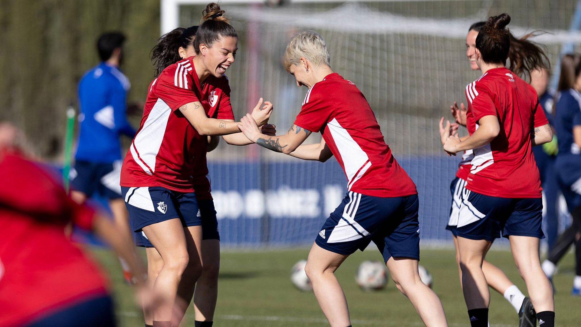 María González, autora de un golazo ante el Granada, y Josune Urdániz, en el entrenamiento de ayer en Tajonar
