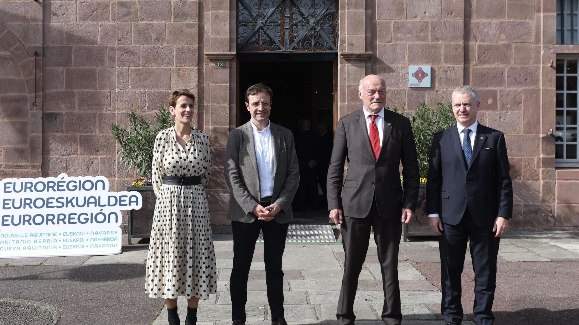 La presidenta de Navarra, María Chivite; el alcalde de San Juan de Pie de Puerto, Laurent Inchauspé; el Presidente del Consejo Regional de Nueva-Aquitania, Alain Rousset, y el Lehendakari de la Comunidad Autónoma del País Vasco, Iñigo Urkullu.