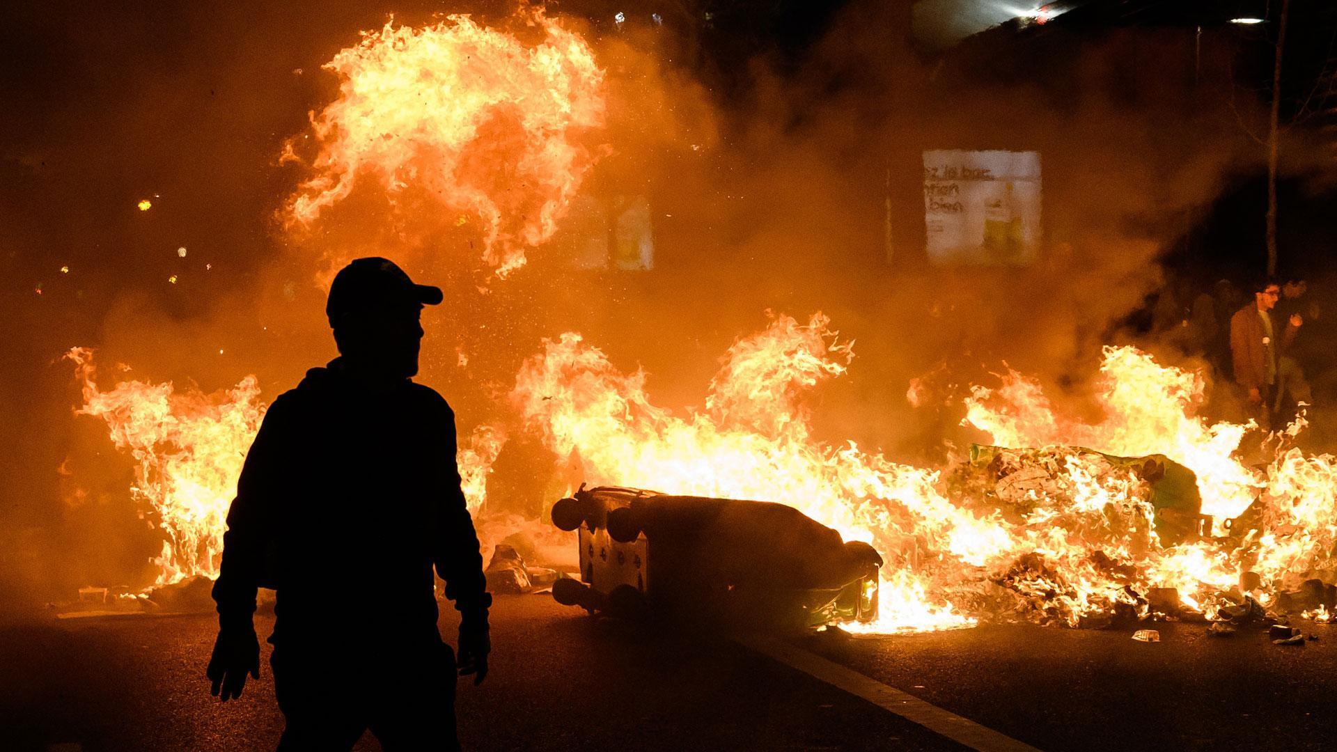 Contenedores incendiados durante las protestas contra la reforma de las pensiones en París