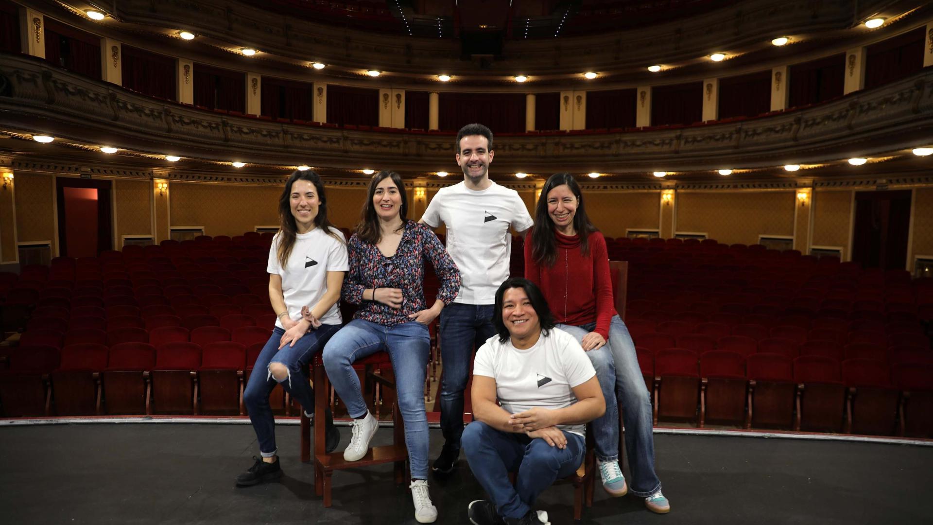 Componentes de los grupos navarros De Improviso y La Cuerda Teatro, ayer en el teatro Gayarre. De izda. a dcha: Sandra Aguerri (De Improviso), Maitane Pérez (La Cuerda Teatro), Pablo Cañete (De Improviso) y Maider Lekunberri (La Cuerda Teatro). En 2ª línea, Julio Terrazas (De Improviso). 	j. a. goñi
