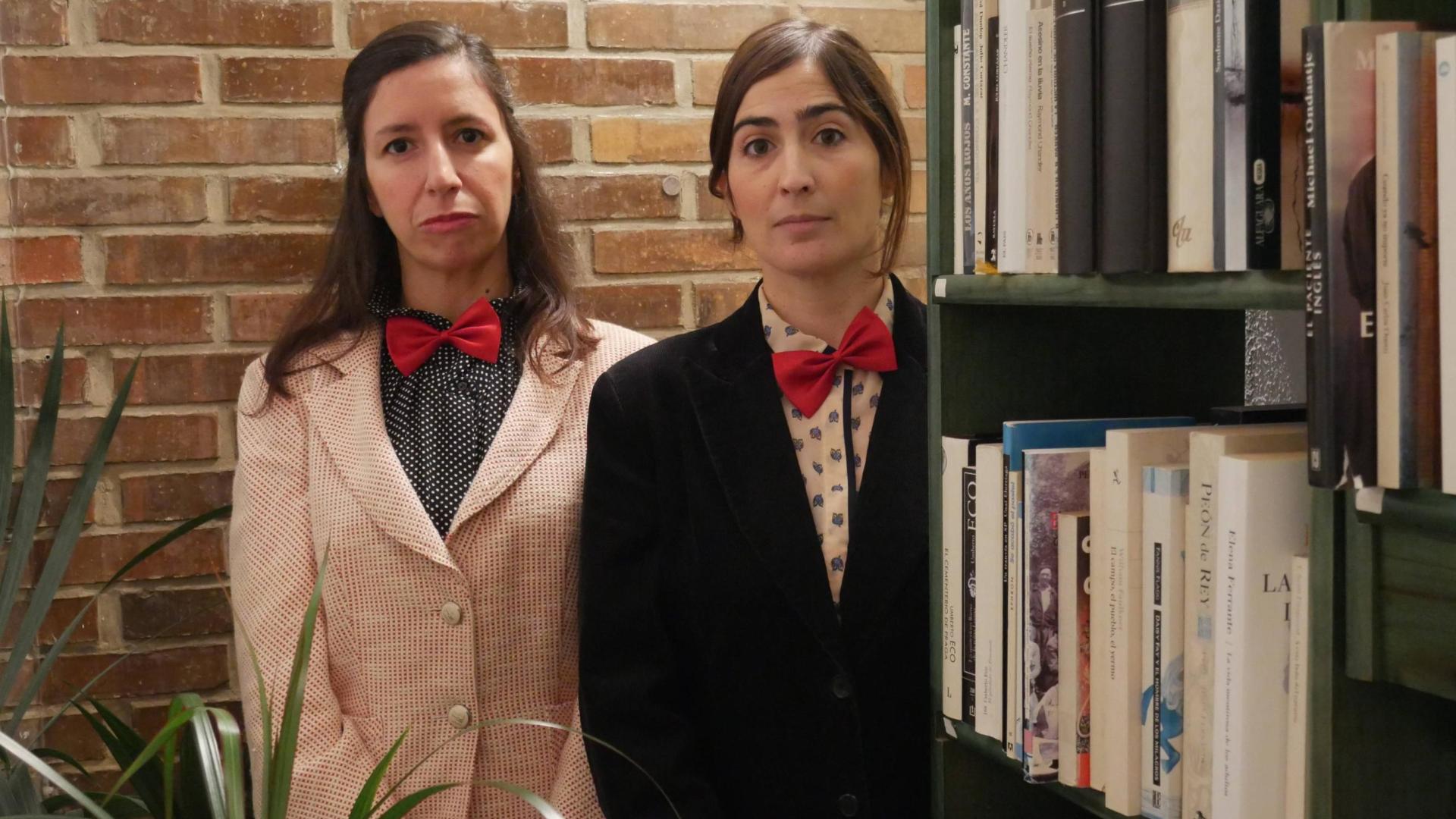 Imagen del espectáculo ‘Conferenciando. La teoría del oso hormiguero’, con Maider Lekunberri (izda.) y Maitane Pérez.