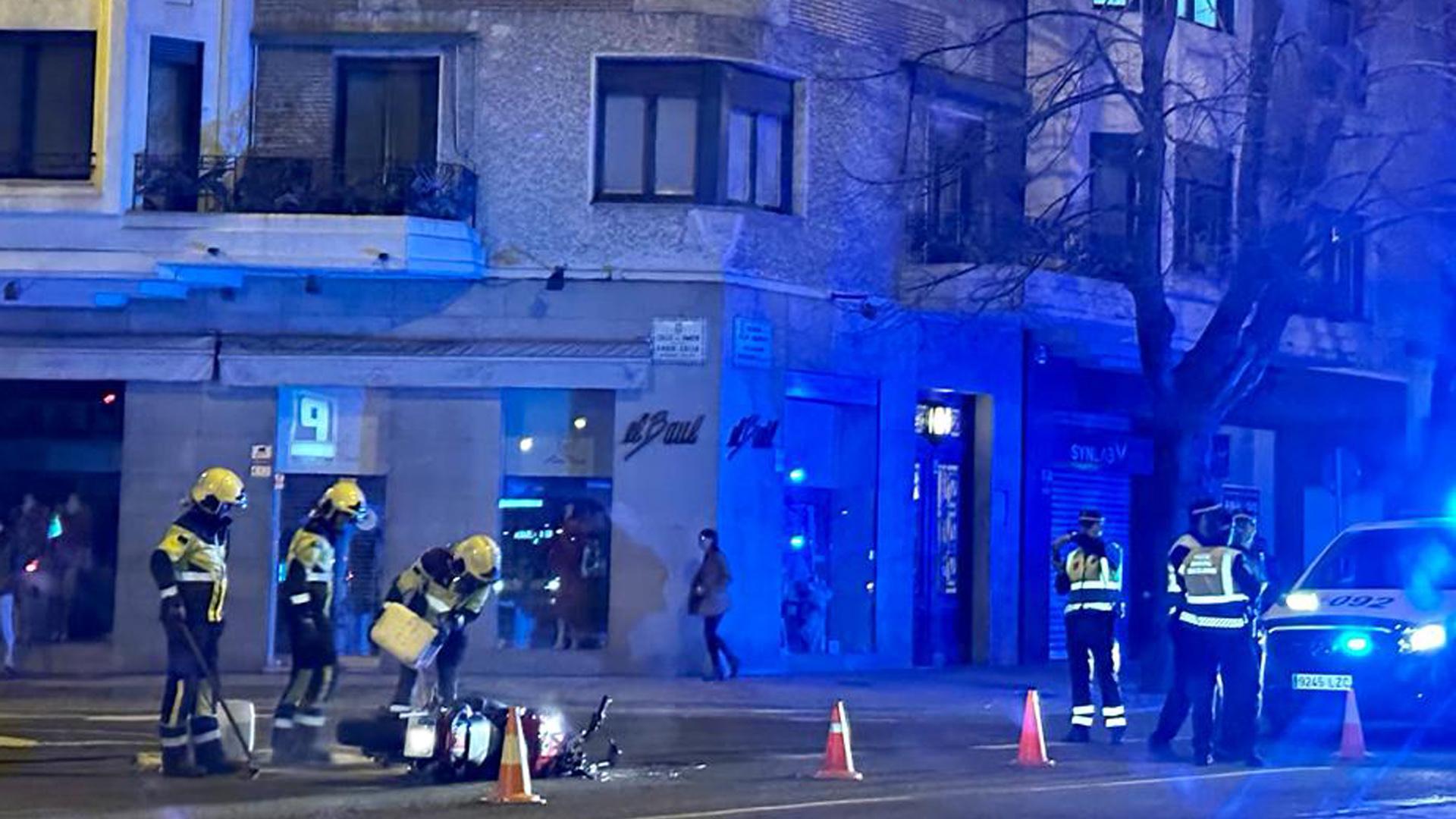 Bomberos del parque de Cordovilla limpian la calzada de la gasolina desprendida en la colisión