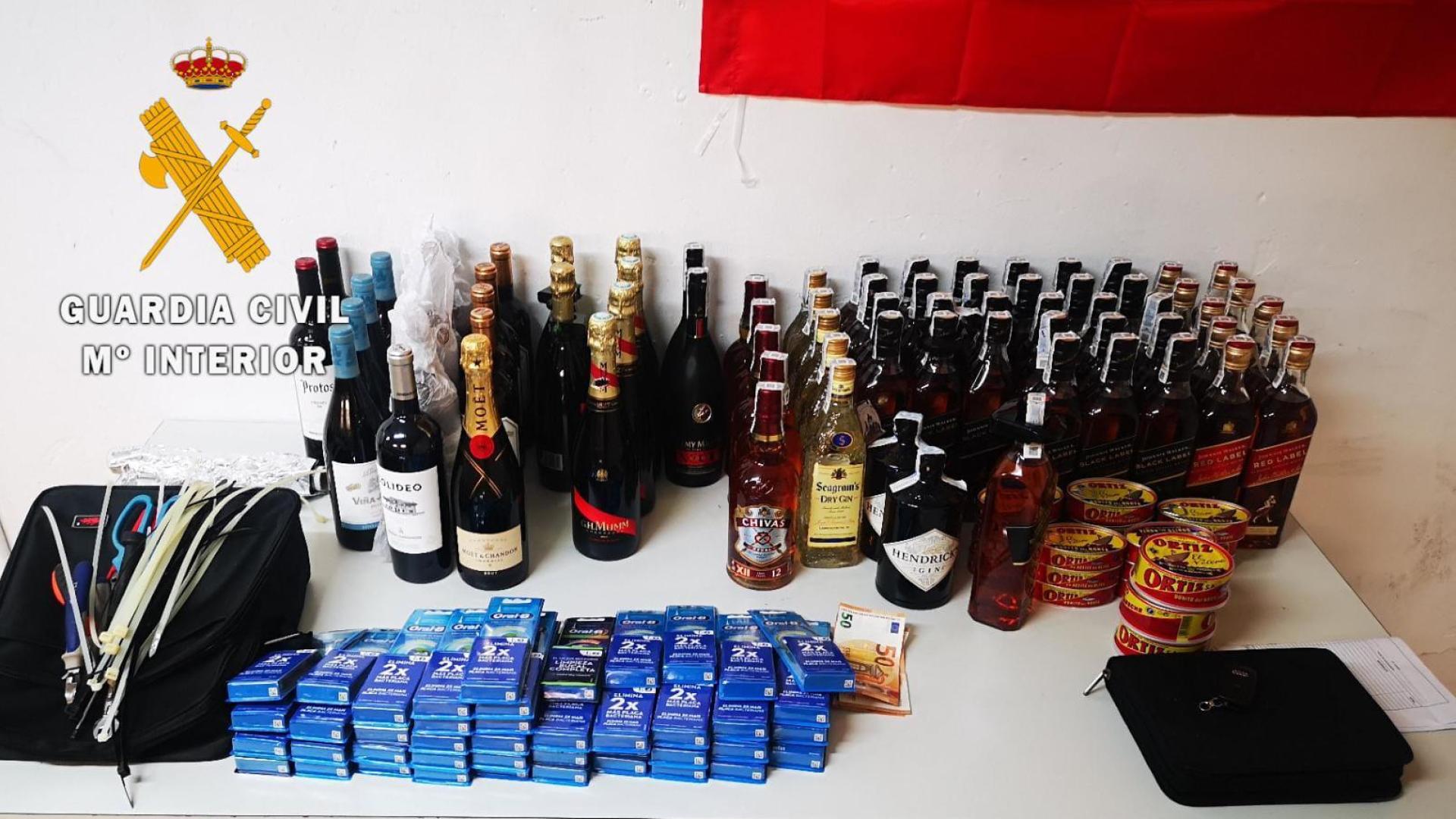 Bebidas y productos incautados a los detenidos