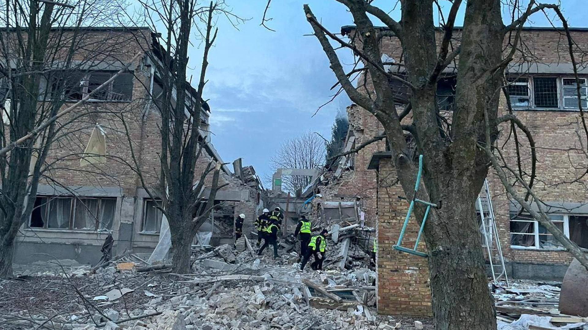 Bomberos y policías trabajan entre los escombros de un edificio tras un ataque con drones rusos, en la ciudad de Rzhyshchiv, en la región de Kiev