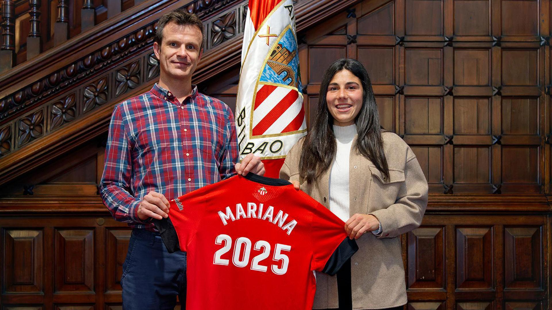 La centrocampista navarra Mariana Cerro posa junto al presidente del Athletic, Jon Uriarte, con una camiseta con el año hasta el que se prolonga su contrato
