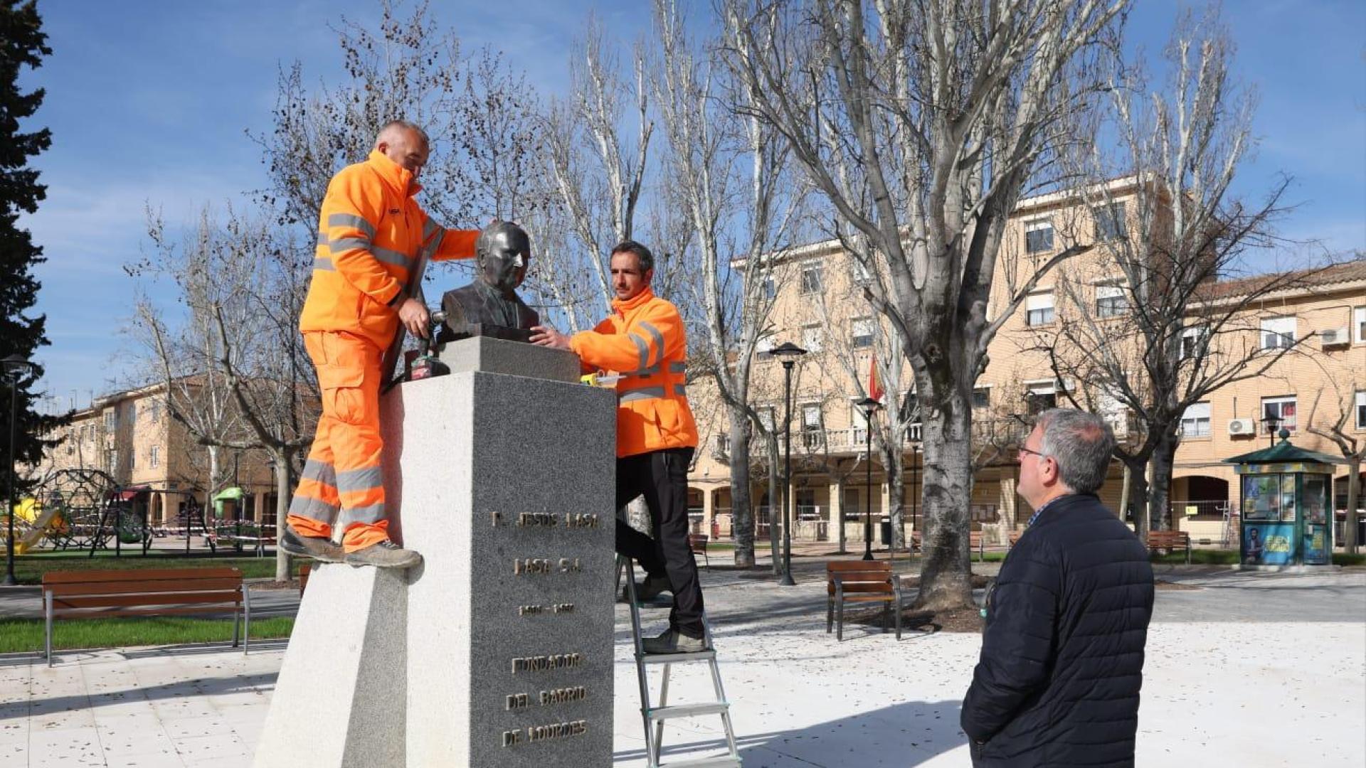 Operarios de la brigada municipal colocan el busto en la plaza Padre Lasa
