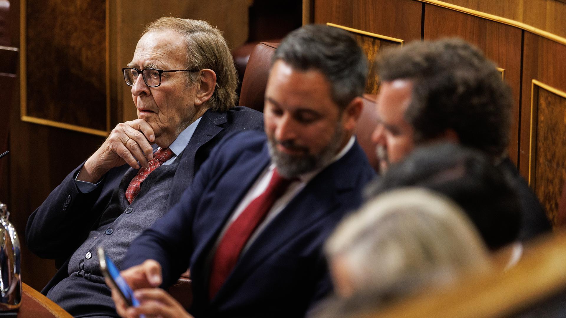 El economista Ramón Tamames (oizda.) junto al líder de VOX, Santiago Abascal y el portavoz de VOX en el Congreso, Iván Espinosa de los Monteros, este miércoles 22 de marzo.