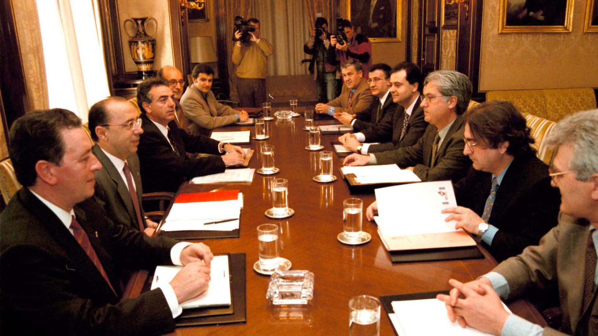 Reunión de la Mesa por la Paz de Navarra en 1998
