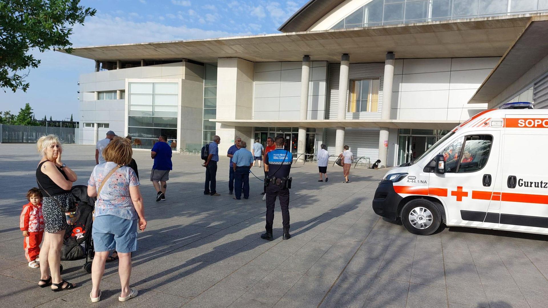 Un agente en el exterior de la ciudad deportiva que albergó a los desplazados por los incendios