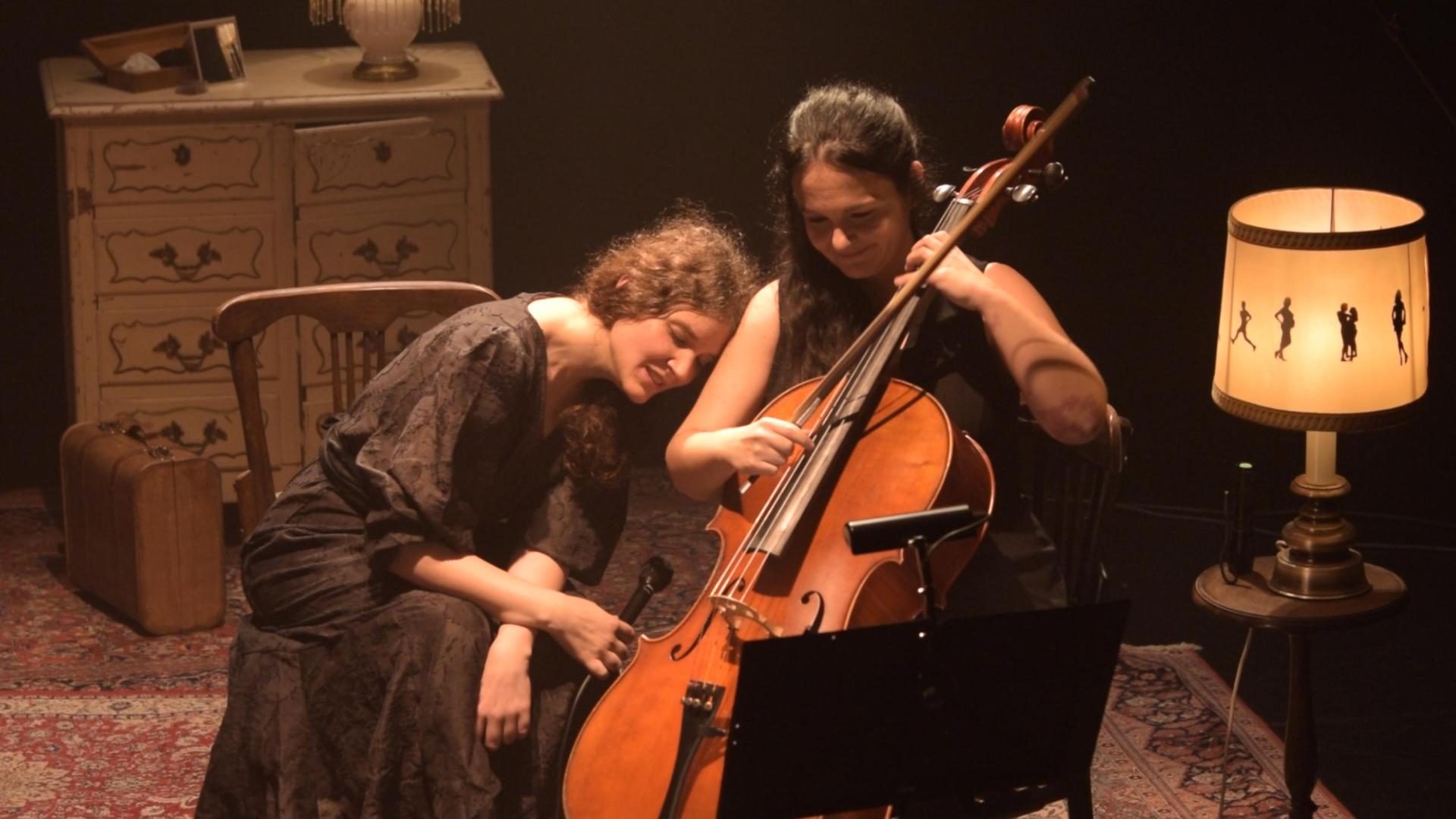 La cantante y actriz Garbiñe Insausti y la violonchelista Maider Zapirain, en un momento de ‘Hegoak’ (‘Alas’).