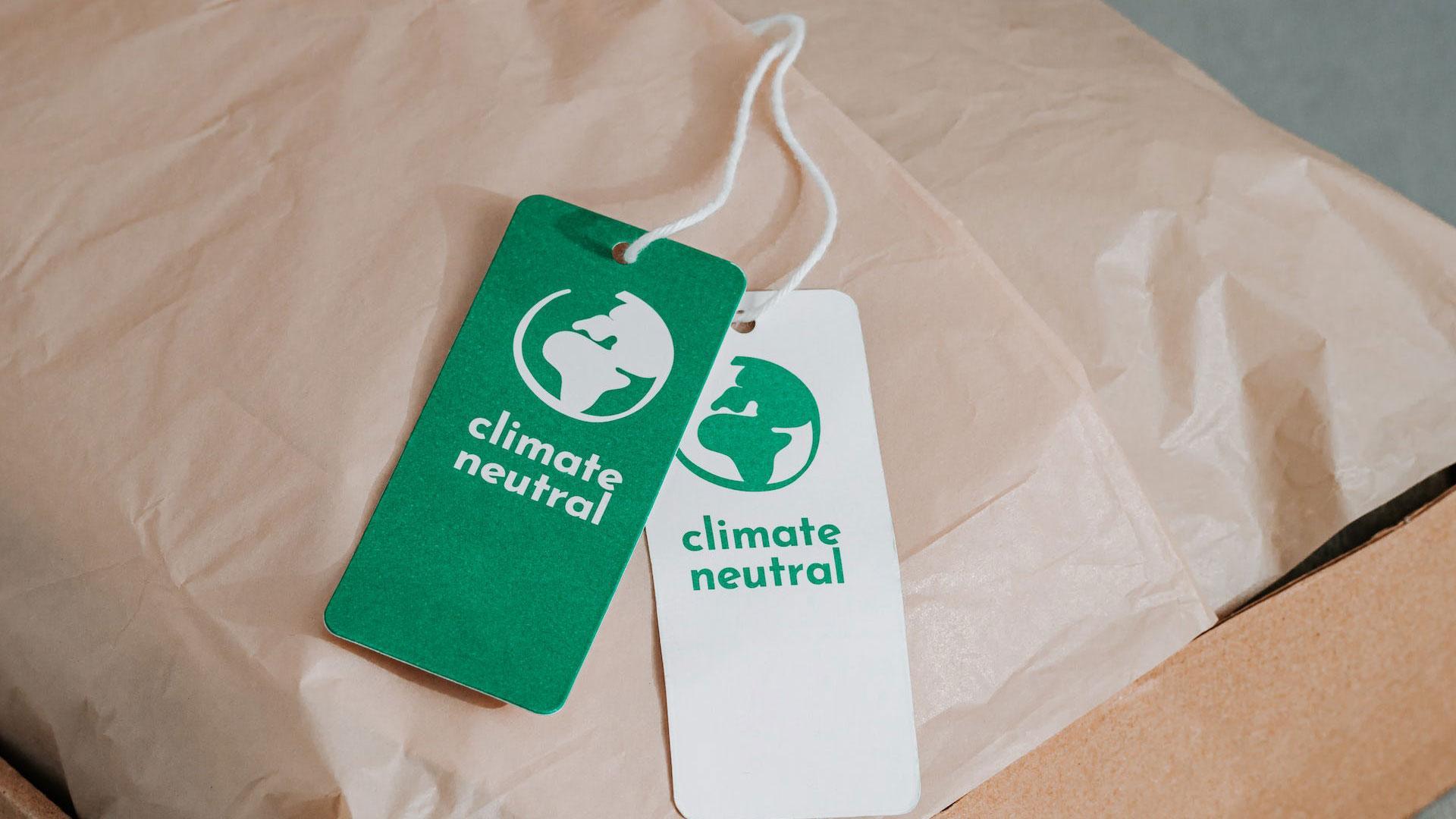No se puede añadir a los productos ninguna expresión genérica del tipo “respetuoso con el medio ambiente”, “eco”, “verde”, “climáticamente neutro”, “biodegradable”, “consciente” o “responsable” si no está sustanciada en unos datos medibles, fiables y comparables