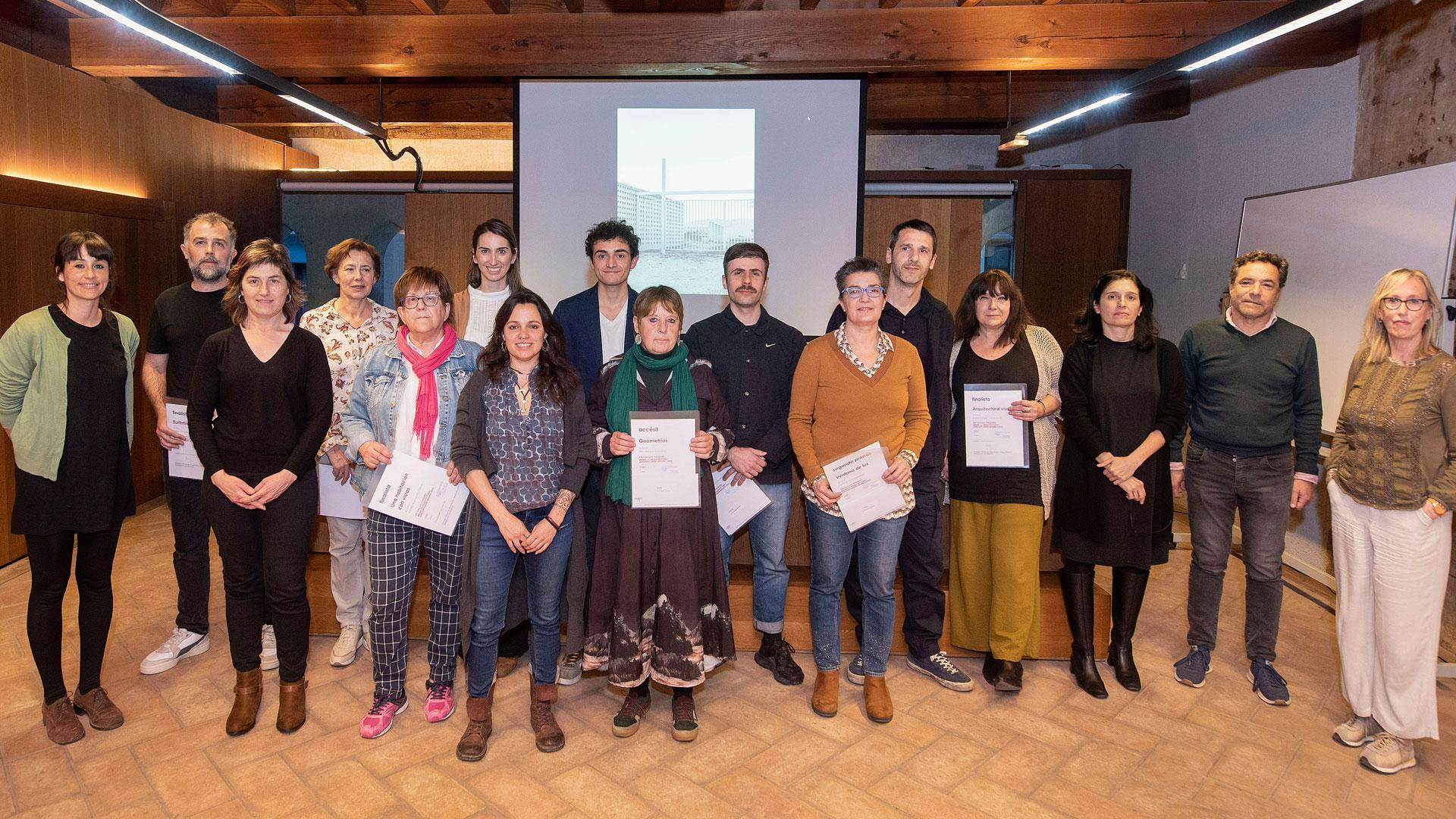 Los premiados y finalistas con los miembros del Jurado. De izda a dcha. Milena Villalba (jurado), Jorge Almeida Vela (finalista), Ana Almirantearena Larrañeta (finalista), representante de Antonio Lana Salinas (accésit), Natalia Aramendía García (finalista), María Goñi Vidal (finalista), Rakel Cabrerizo Erlanz (finalista), José Alejandro Molina Díaz (accésit), Ana Blanco Ansorena (accésit), Guillermonte Agramonte Araiz (primer premio), Marta Contín Zapatero (segundo premio), Mikel Muruzabal (jurado), Blanca López Larramedi (finalista) y el resto de los miembros del jurado: María Azkarate Lete, Oscar Pérez Silanes y Maite Sánchez Inchausti