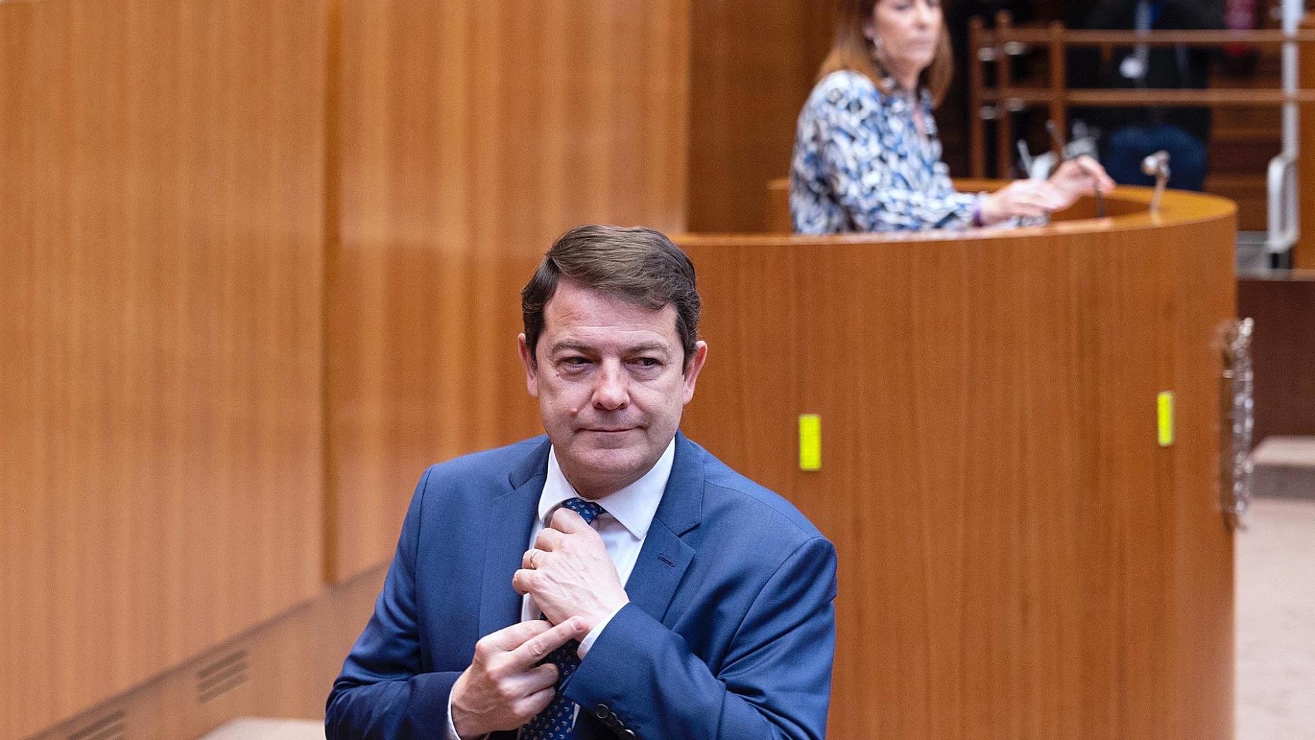 Gesto del presidente de la Junta de Castilla y León, Alfonso Fernández Mañueco, mientras abandona el hemiciclo durante la intervención de la procuradora del PSOE, Rosa Rubio