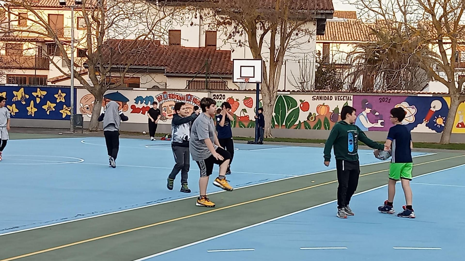 Jóvenes sangüesinos disfrutan del patio trasero del colegio Luis Gil una vez acabadas las clases
