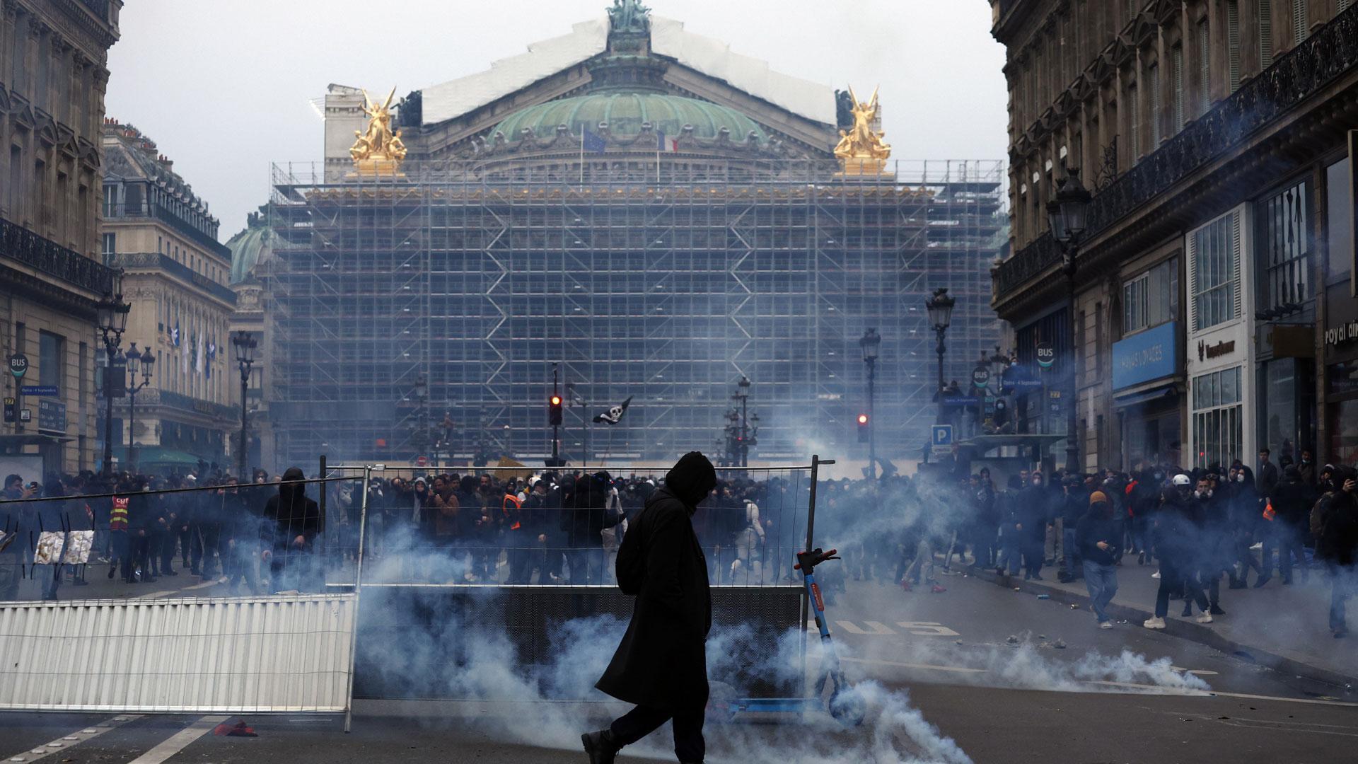 Una barricada en la Avenida de l'Opera durante los enfrentamientos entre manifestantes contra la reforma del sistema de pensiones y la policía en París
