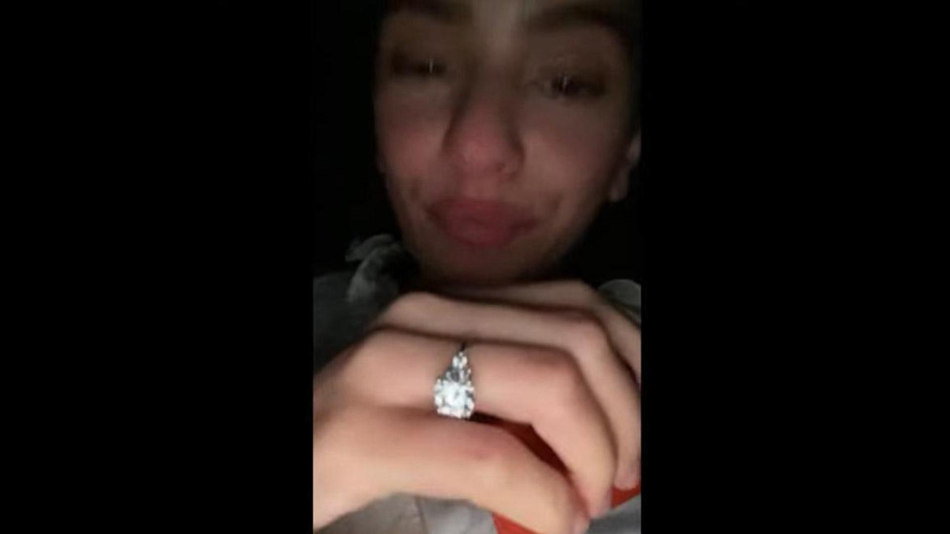 Momento del video de la canción 'Beso' en el que Rosalía enseña un anillo mientras se limpia las lágrimas