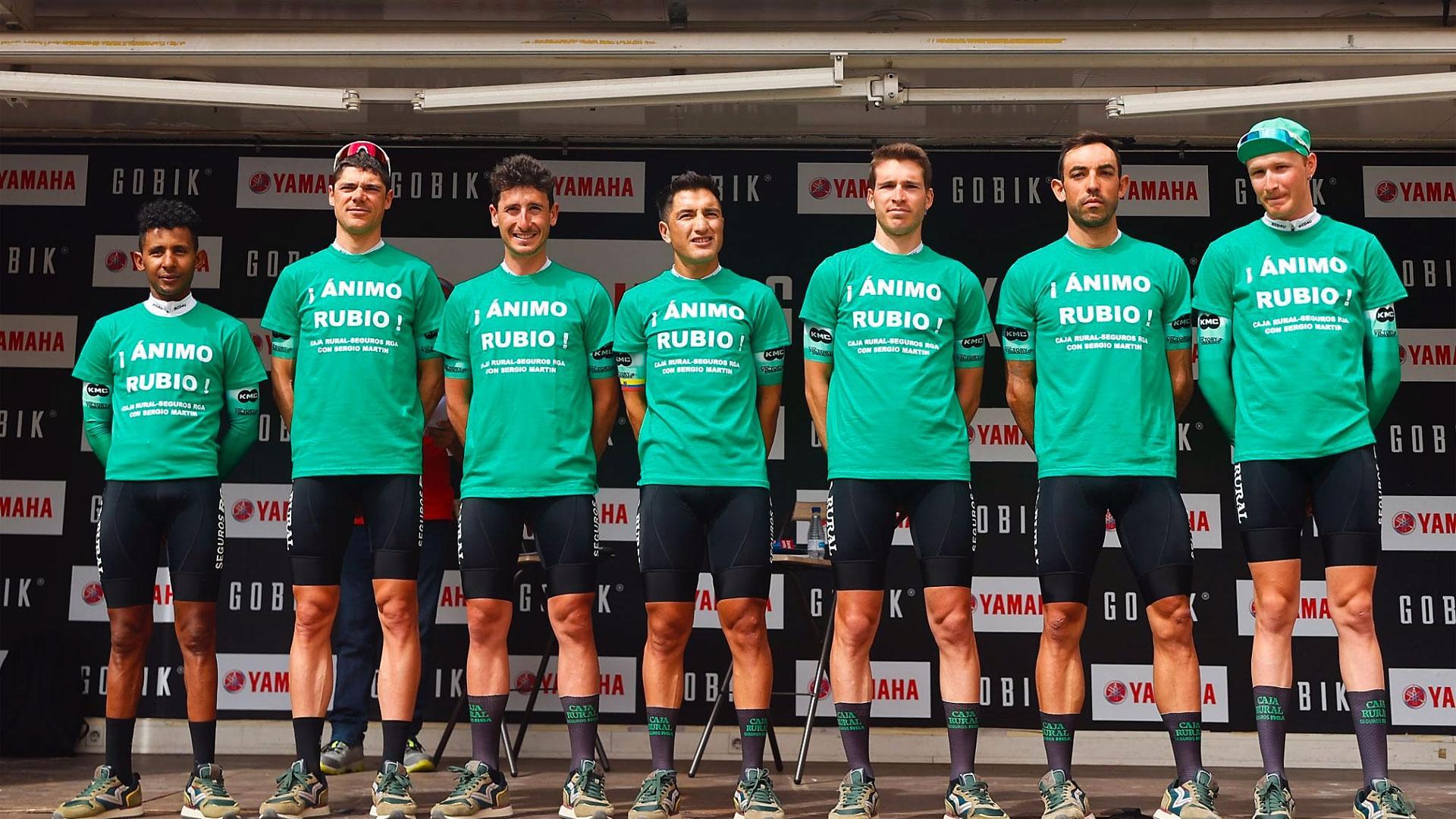 Los corredores del Caja Rural RGA, en el control de firmas de la quinta etapa de la Volta a Catalunya