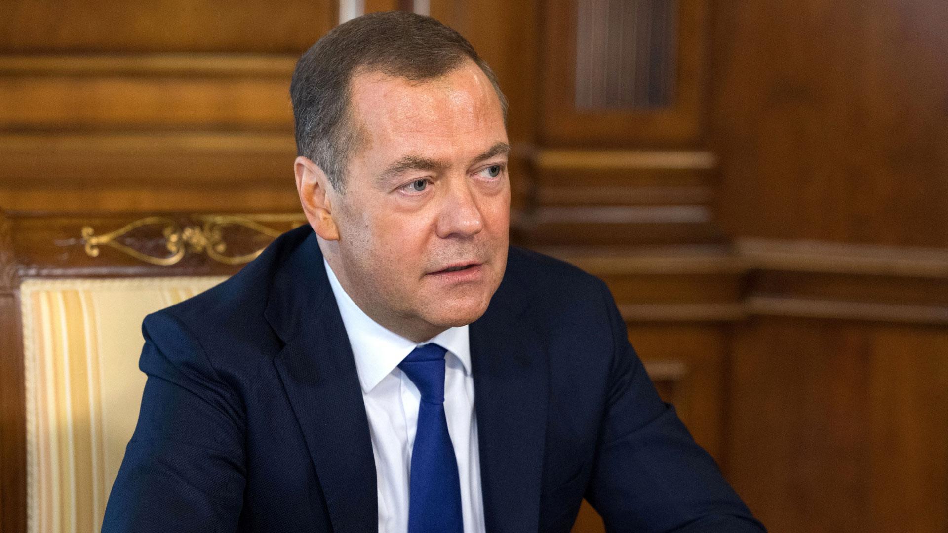 El vicepresidente del Consejo de Seguridad de Rusia, Dmitry Medvédev, durante una entrevista con los medios rusos en una residencia en las afueras de Moscú