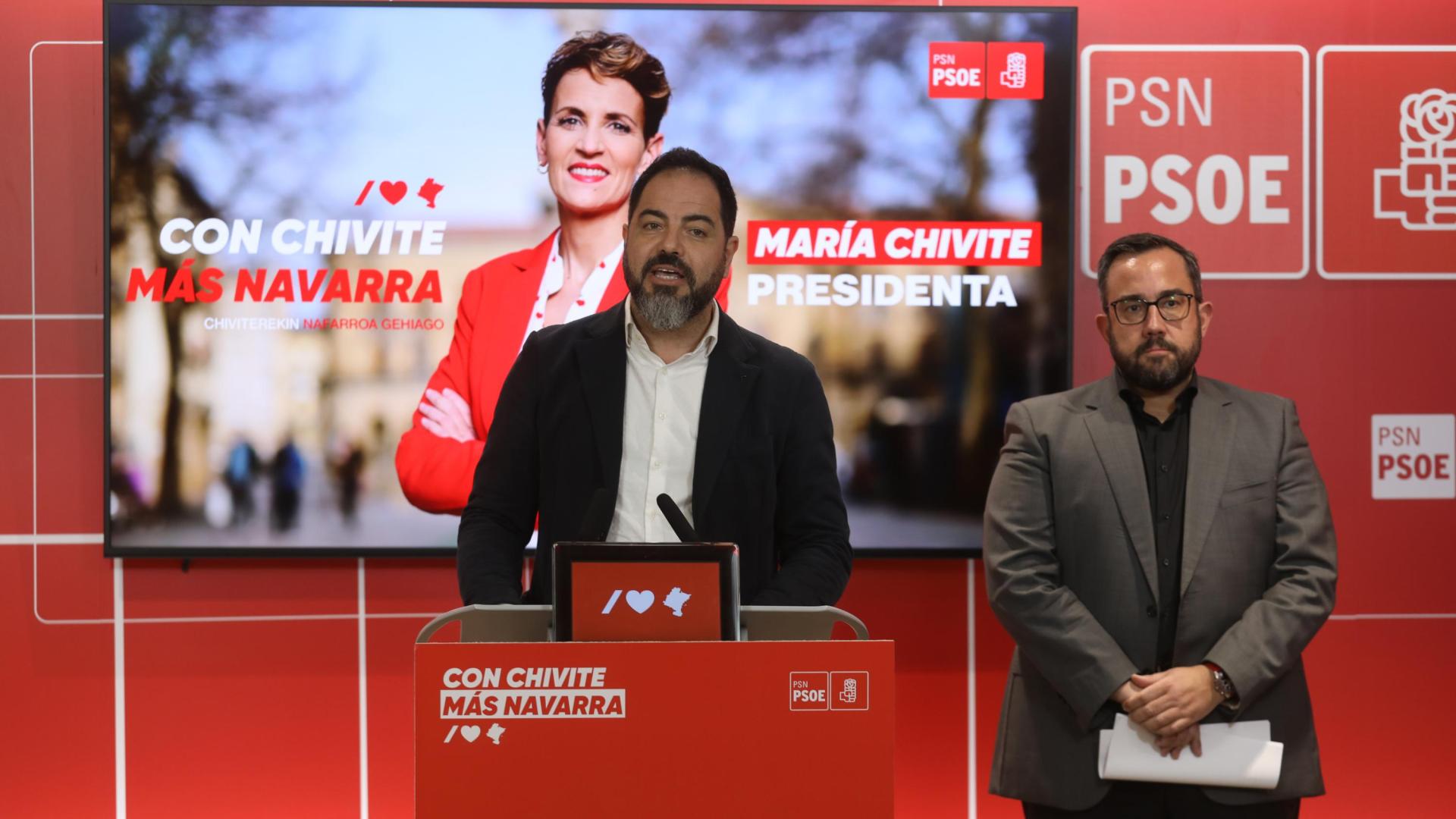 Los socialistas Ramón Alzórriz y Javier Remírez ofrecen una rueda de prensa en la sede del PSN de Pamplona.