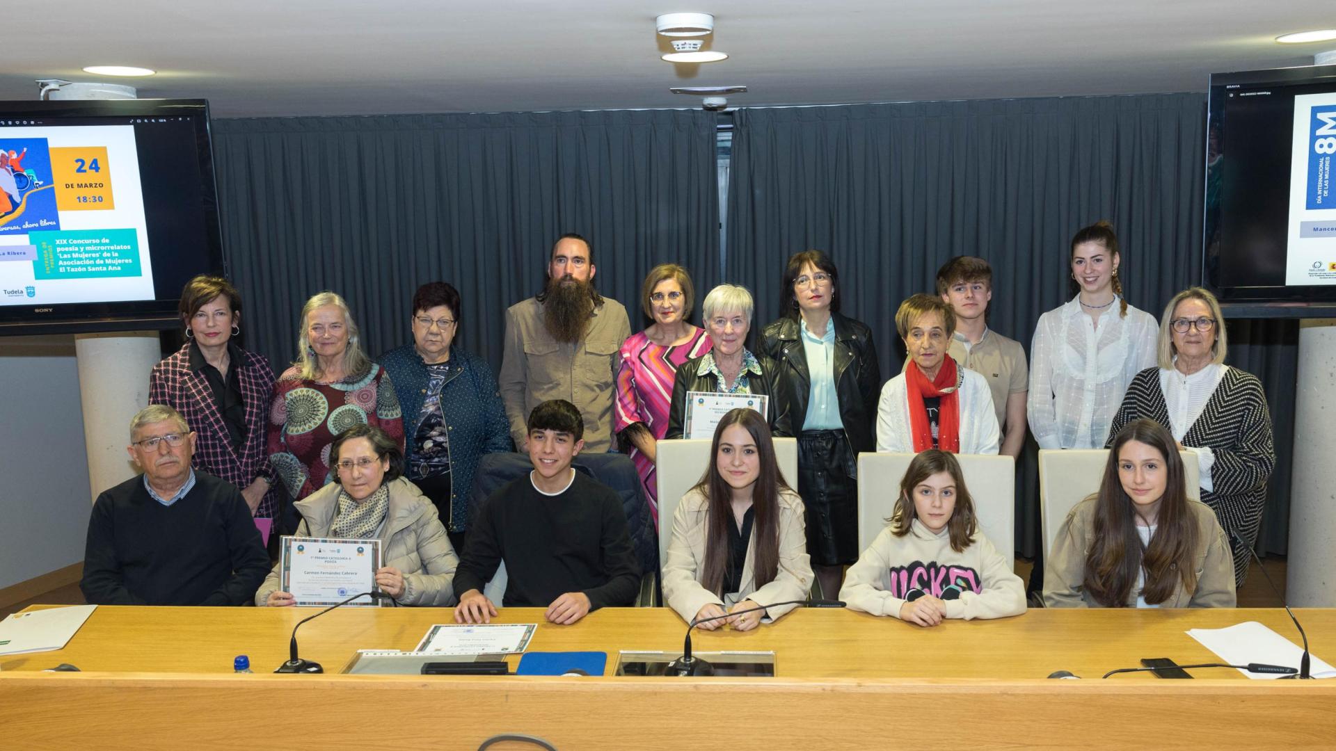 Ganadores y organizadores de los premios literarios de El Tazón Santa Ana, juntos tras la entrega de galardones