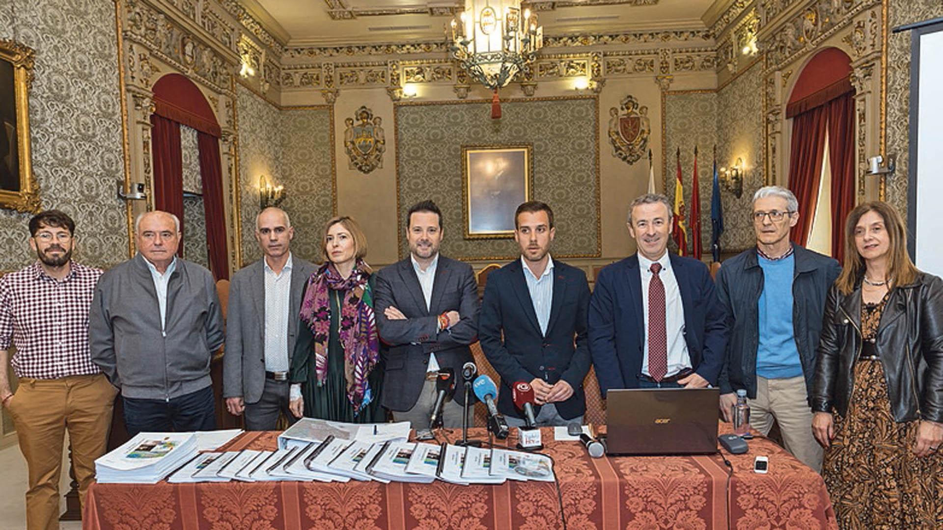 EQUIPO REDACTOR De izda. a dcha., Javier Espinosa, Joaquín Salanueva, Mikel Zabalza, Ruth Marín, el alcalde Alejandro Toquero y el concejal Zeus Pérez, Luis Turiel, Iñaki Garde y Cristina Viña