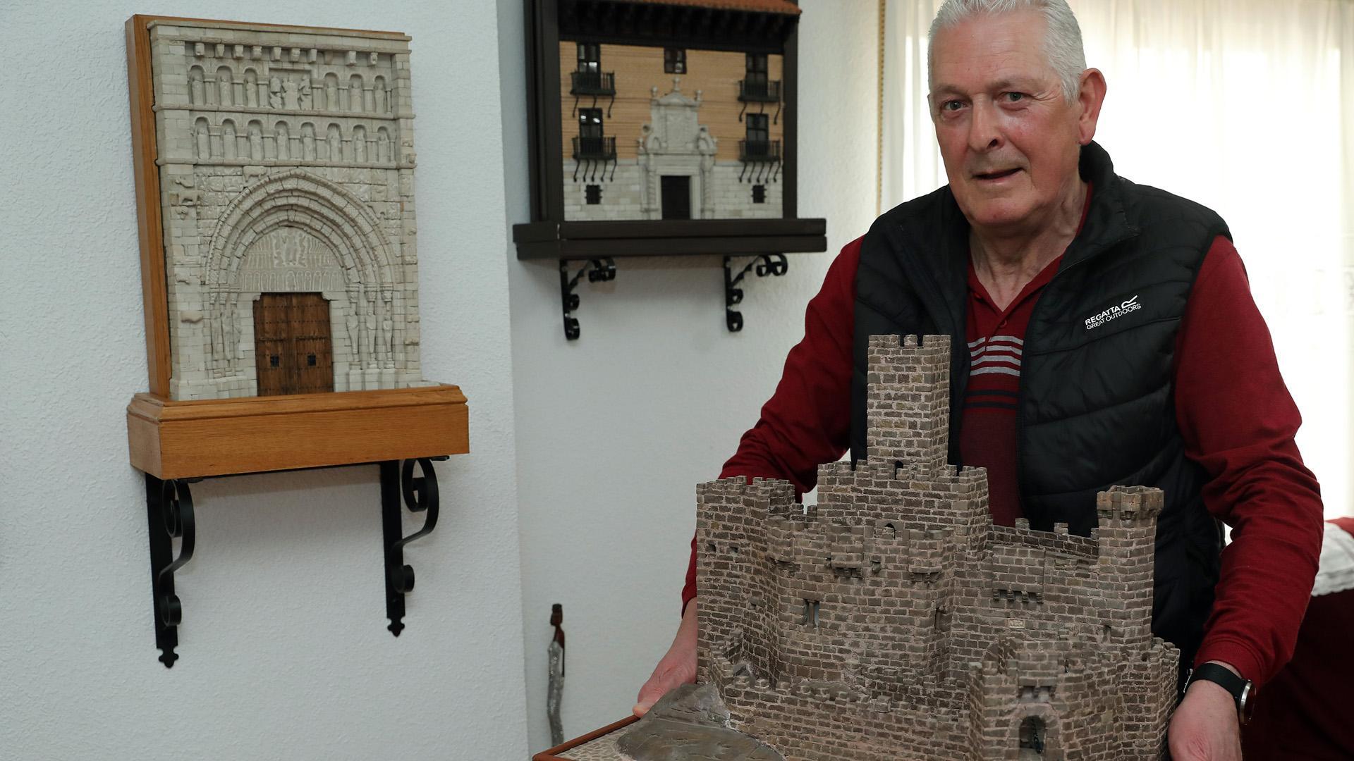 Miguel Garcés Bermejo con la maqueta del castillo de Javier, más de 3.000 piezas de piedra. Detrás, las portadas de Santa María y del palacio Vallesantoro de Sangüesa
