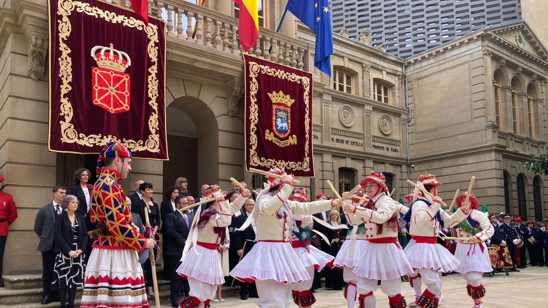 Dantzaris de Duguna bailan en los jardines del Palacio de Navarra.