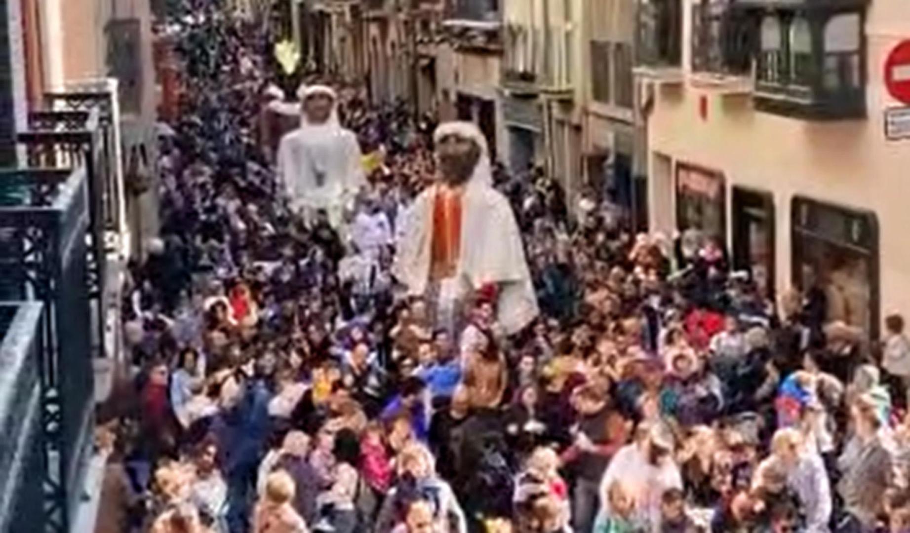 La Comparsa de Gigantes y Cabezudos participa en el desfile del cortejo del Cuerpo de Ciudad