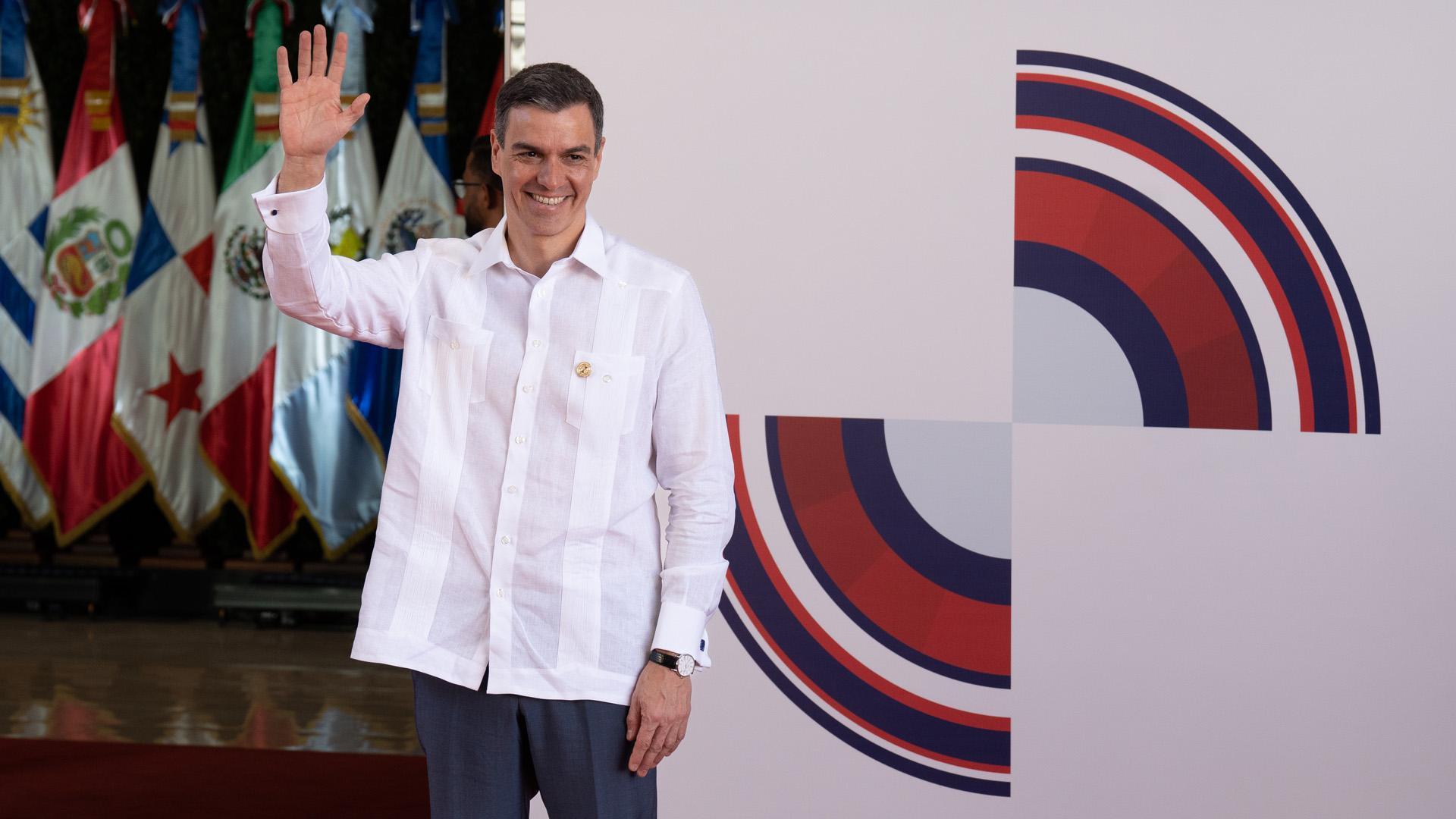 El presidente del Gobierno, Pedro Sánchez, posa a su llegada a la XXVIII Cumbre Iberoamericana de Jefes de Estado y de Gobierno, a 25 de marzo de 2023, en Santo Domingo