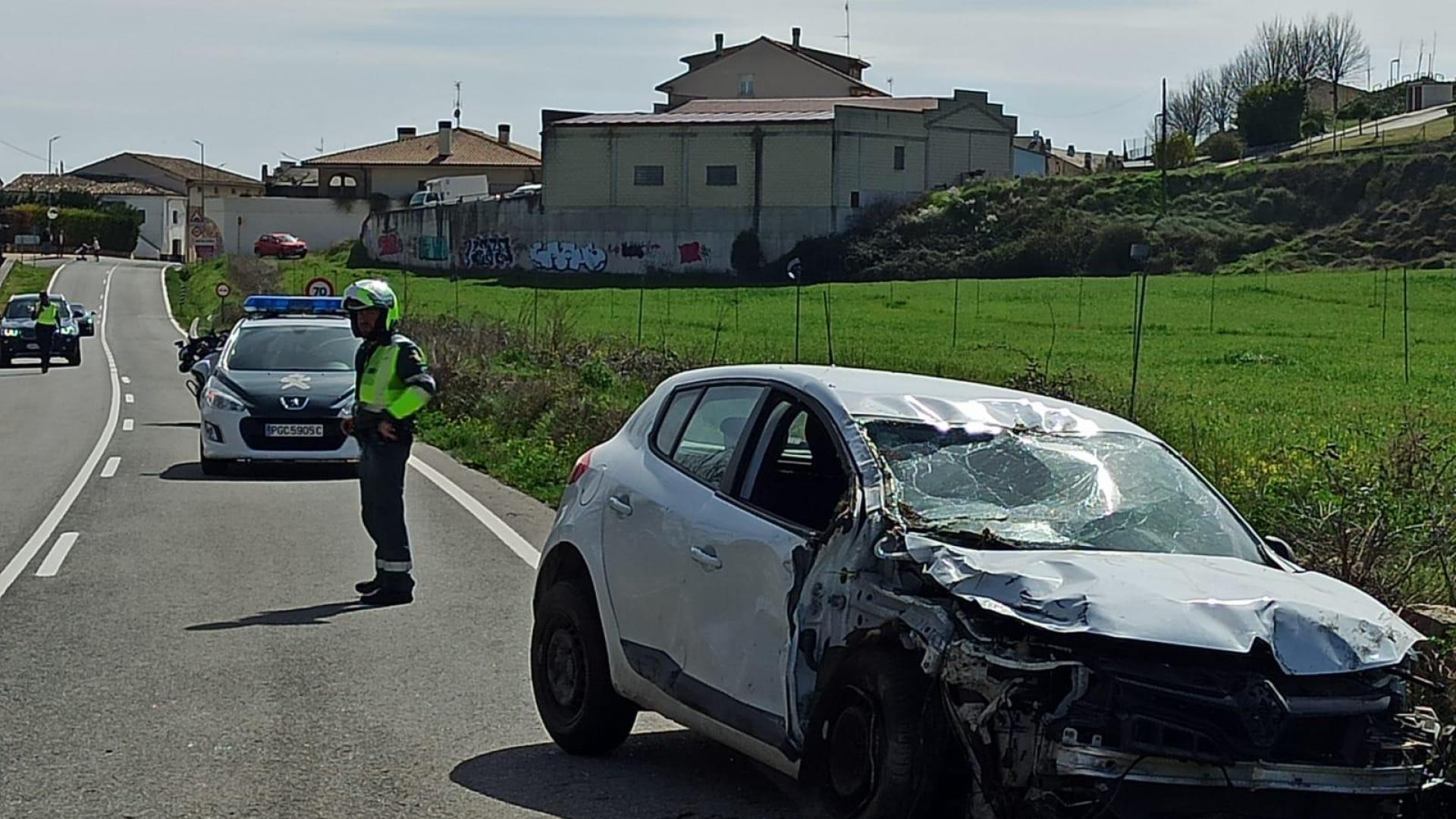 El coche siniestrado, tras la salida de vía