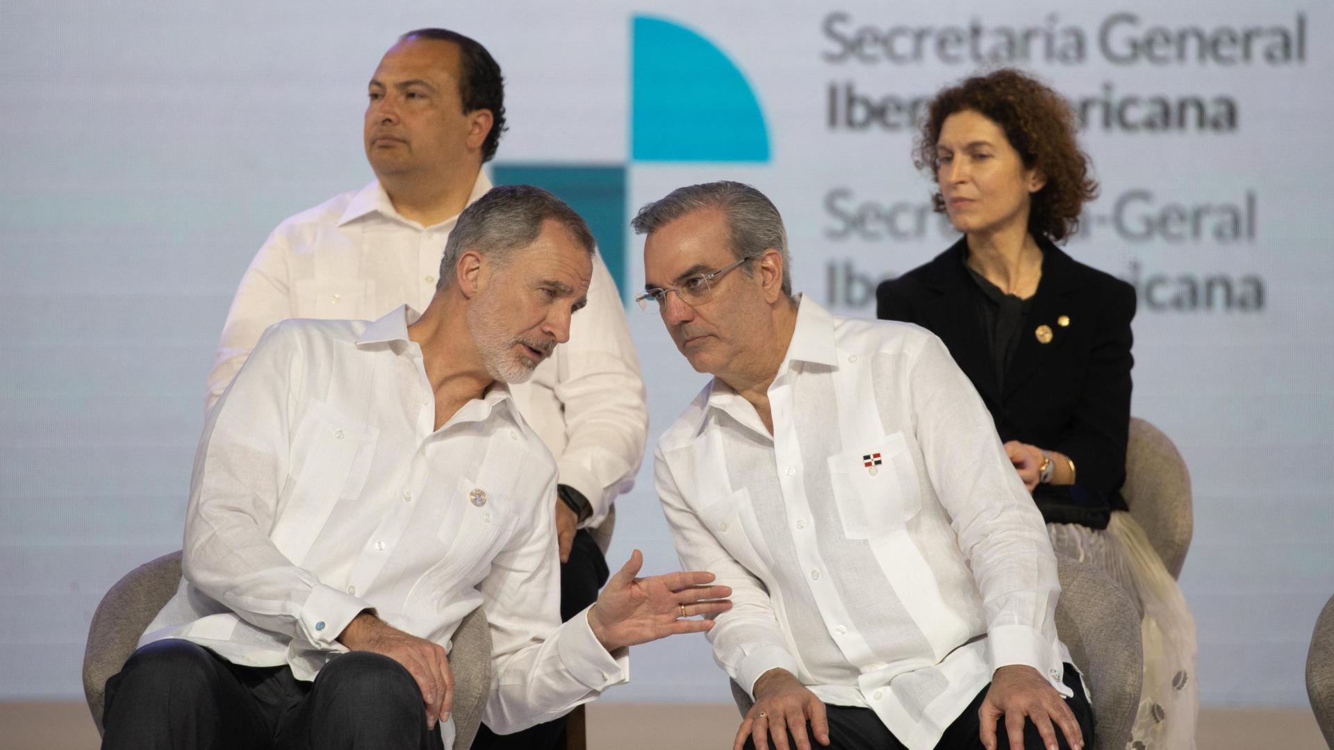 EL Rey Felipe VI y el presidente de República Dominicana, Luis Abinader, conversan durante un momento de la Cumbre Iberoamericana