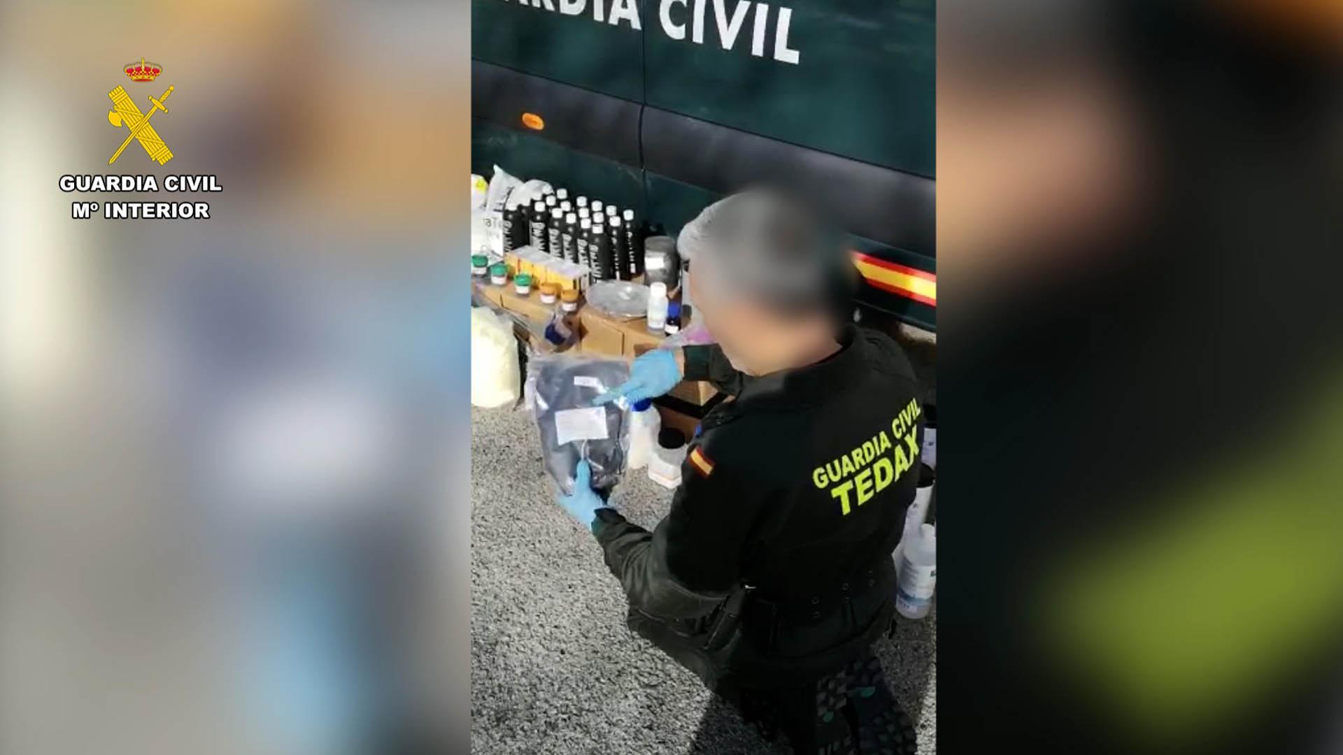 Un agente de los TEDAX, junto a parte del material intervenido