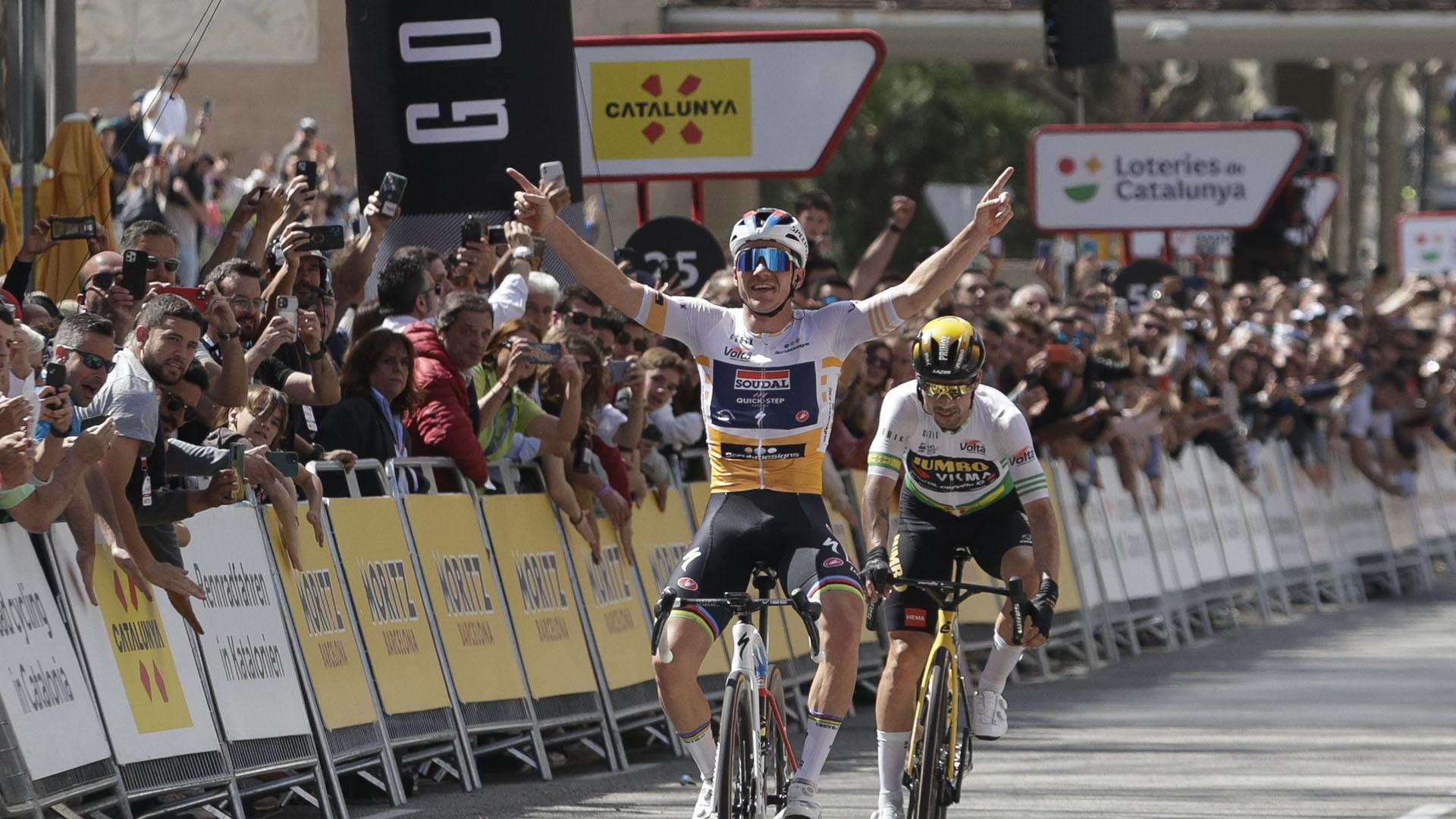 Remco Evenepoel cruza la línea de meta por delante de Primoz Roglic en la última etapa de la Volta a Catalunya