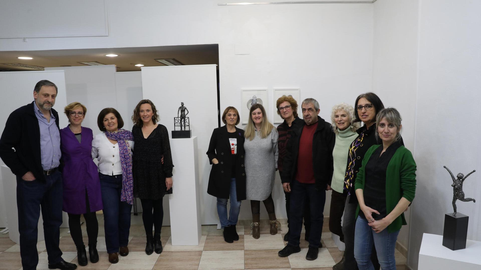 Los artistas Natxo Barberena (izquierda) y Pablo Juarros (derecha) junto a las poetas que participan en la exposición Dueña de tu vida de la galería Artea2. Las participantes son Itziar Ancín, Txaro Begué, Isabel Blanco, María Cano, Blanca Eslava, Isabel Hualde, Silvia Marambio, Arantza Murugarren y Ventura Ruiz