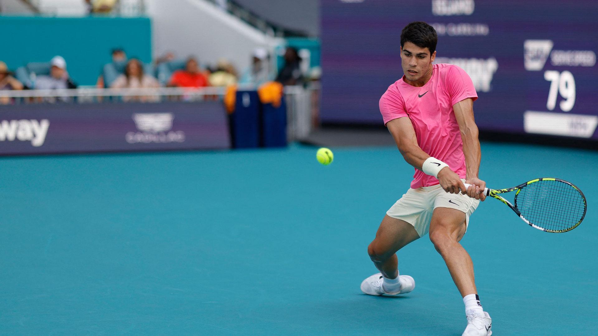 Carlos Alcaraz venció este domingo al serbio Dusan Lajovic y se enfrentará con Tommy Paul en octavos de final del Torneo de Miami