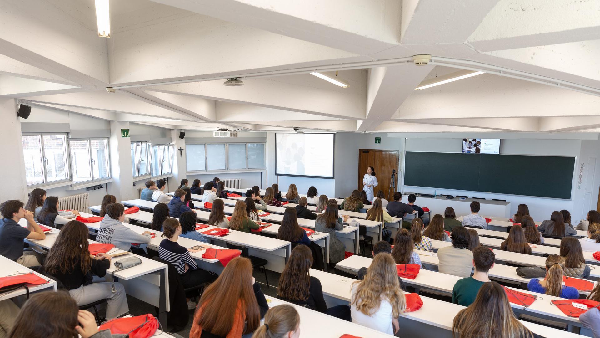 Estudiantes de Bachillerato, durante la sesión informativa de la Facultad de Medicina