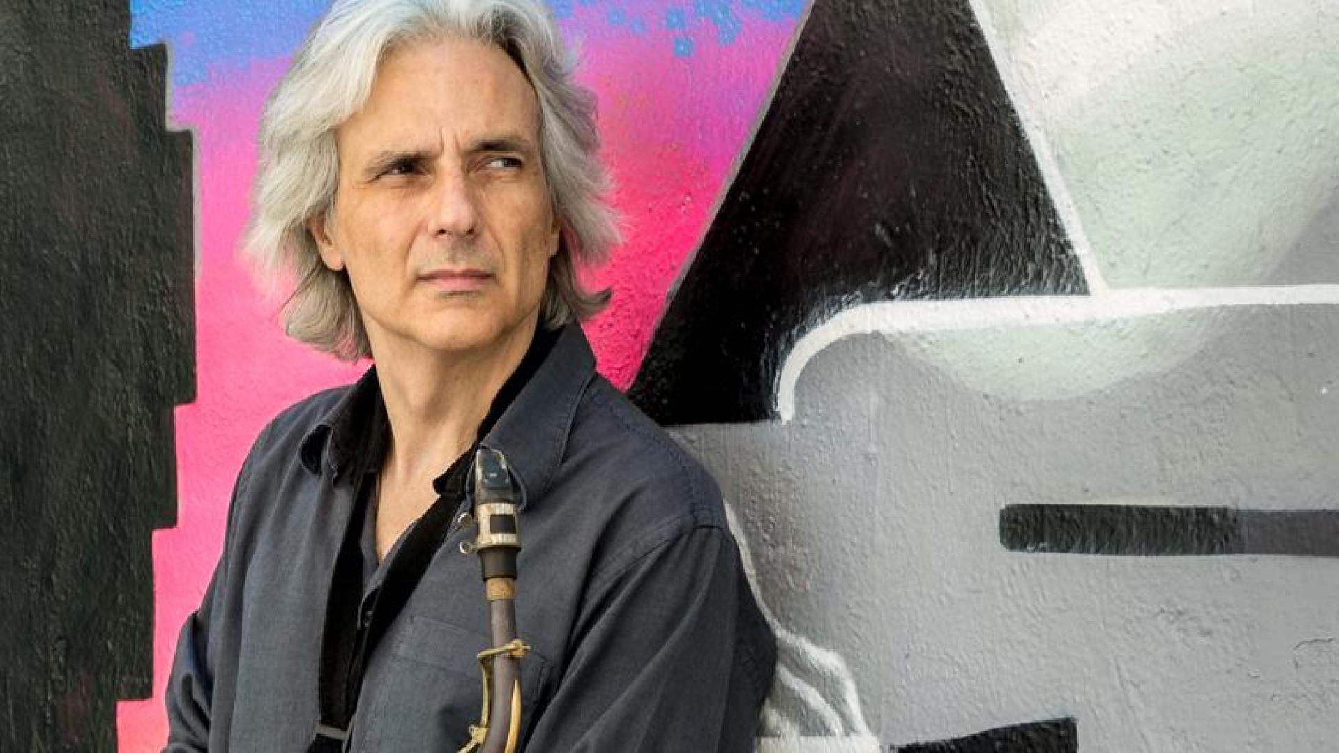 El saxofonista valenciano Perico Sambeat tocará hoy en Pamplona, invitado por el Conservatorio Superior de Música de Navarra.