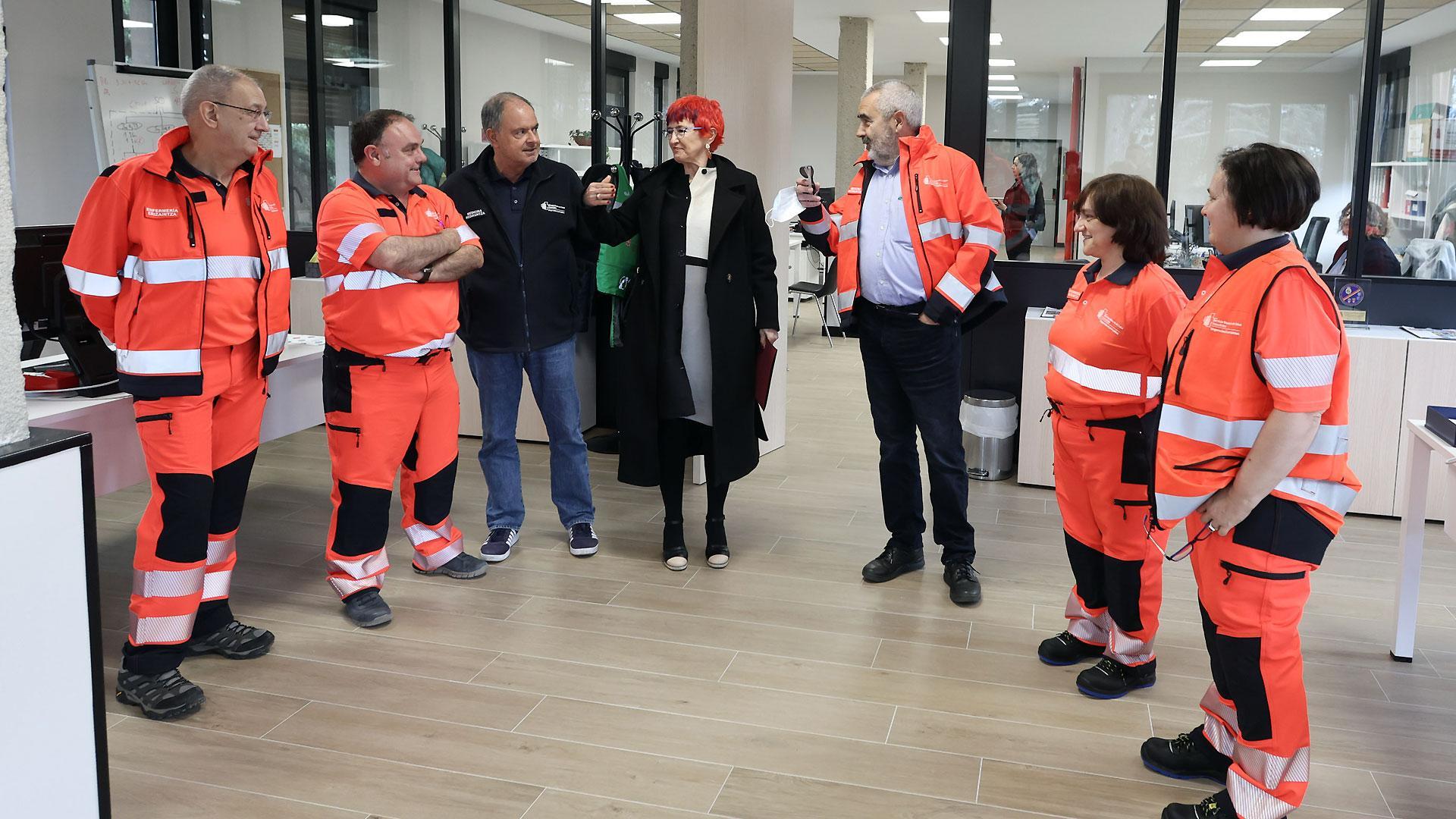 La consejera Santos Induráin saluda a miembros del equipo de la Subdirección de Urgencias de Navarra